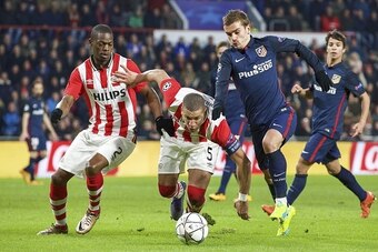 (L-R) Nicolas Isimat-Mirin of PSV, Jeffrey Bruma of PSV, Antoine Griezmann of Club Atletico de Madrid during the UEFA Champions League Round of 16, First leg match between PSV Eindhoven and Atletico Madrid on February 24, 2016 at the Philips stadium in Ei