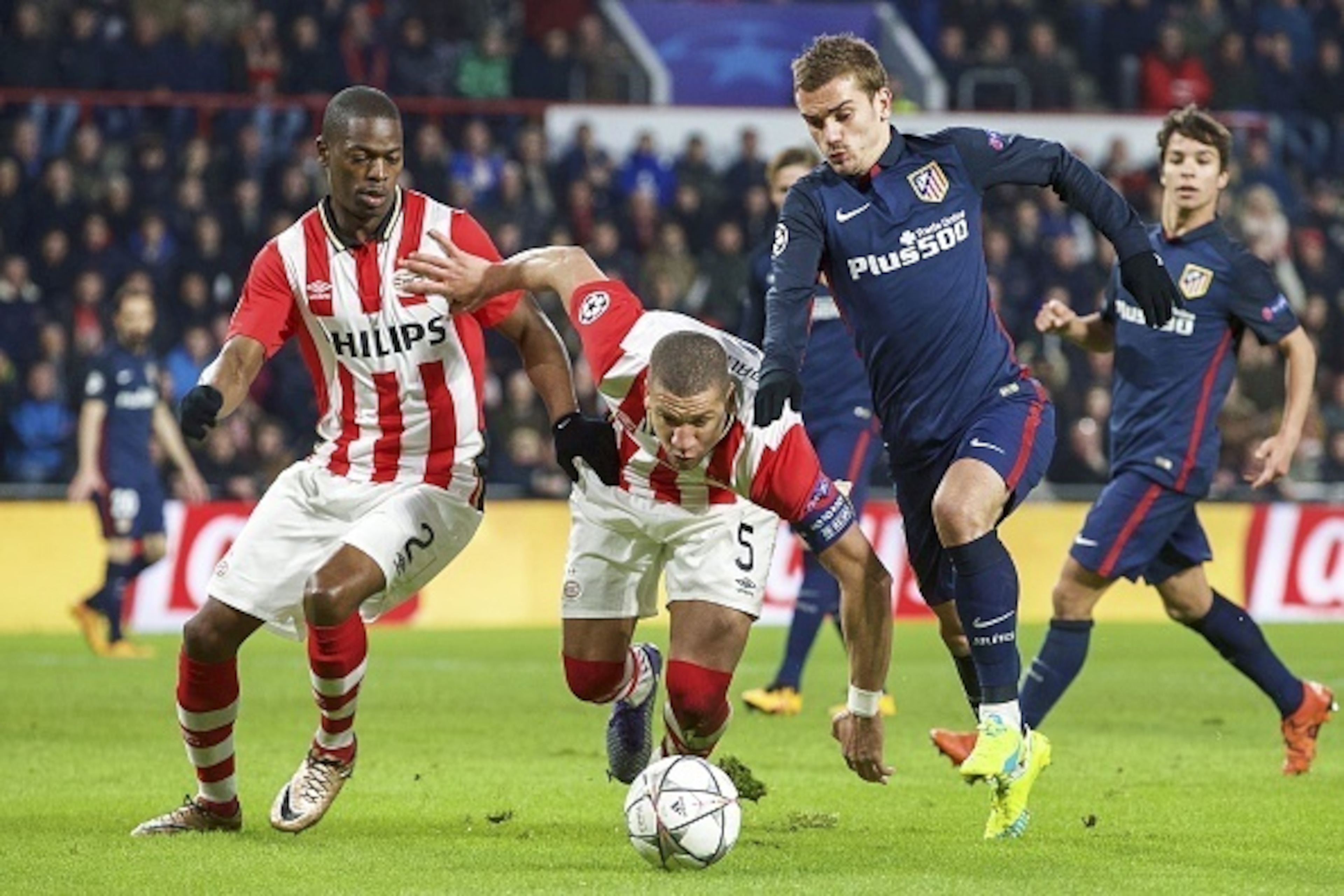 (L-R) Nicolas Isimat-Mirin of PSV, Jeffrey Bruma of PSV, Antoine Griezmann of Club Atletico de Madrid during the UEFA Champions League Round of 16, First leg match between PSV Eindhoven and Atletico Madrid on February 24, 2016 at the Philips stadium in Ei