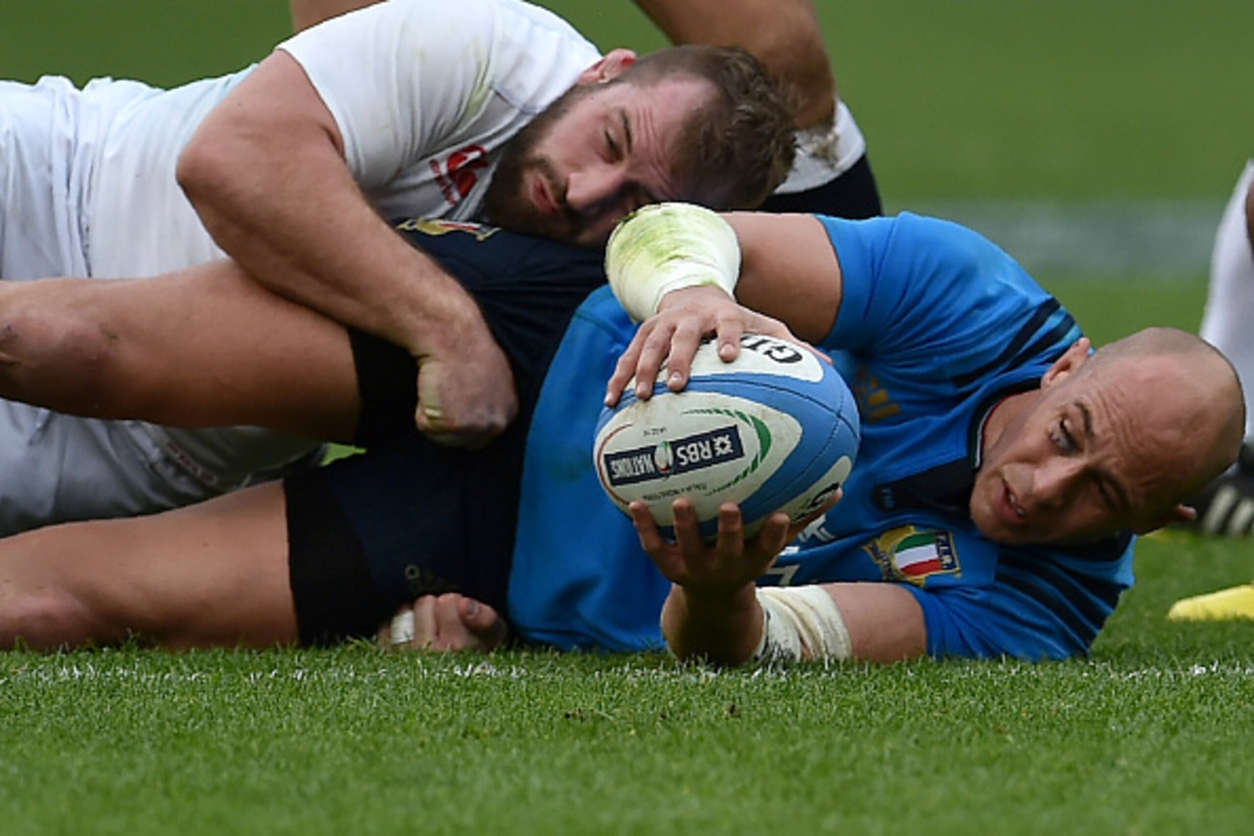 Italy's Sergio Parisse (R) is takled by England's wing Jack Nowell during the Six Nations international rugby union match between Italy and England at Rome's Olympic stadium on February 14, 2016. / AFP / ALBERTO PIZZOLI        (Photo credit should read AL