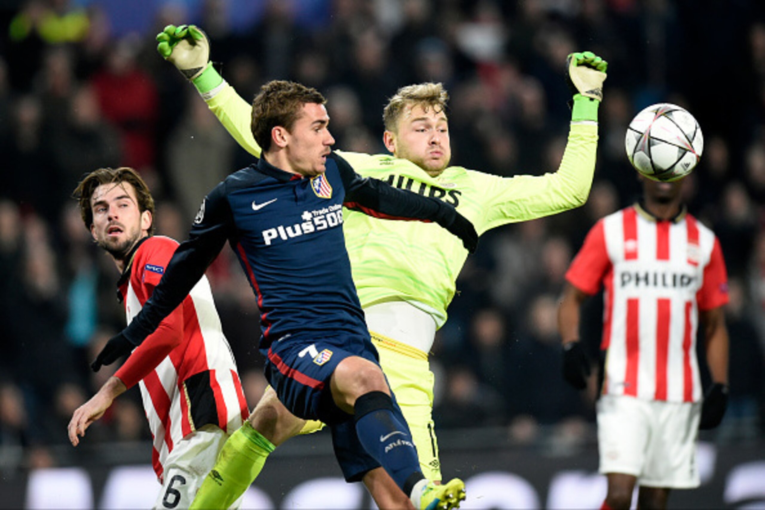 PSV Eindhoven's goalkeeper Jeroen Zoet (R) and Atletico Madrid's French forward Antoine Griezmann challenge for the ball during the UEFA Champions League round of 16 first leg football match between PSV Eindhoven and Atletico Madrid at the Philips Stadium
