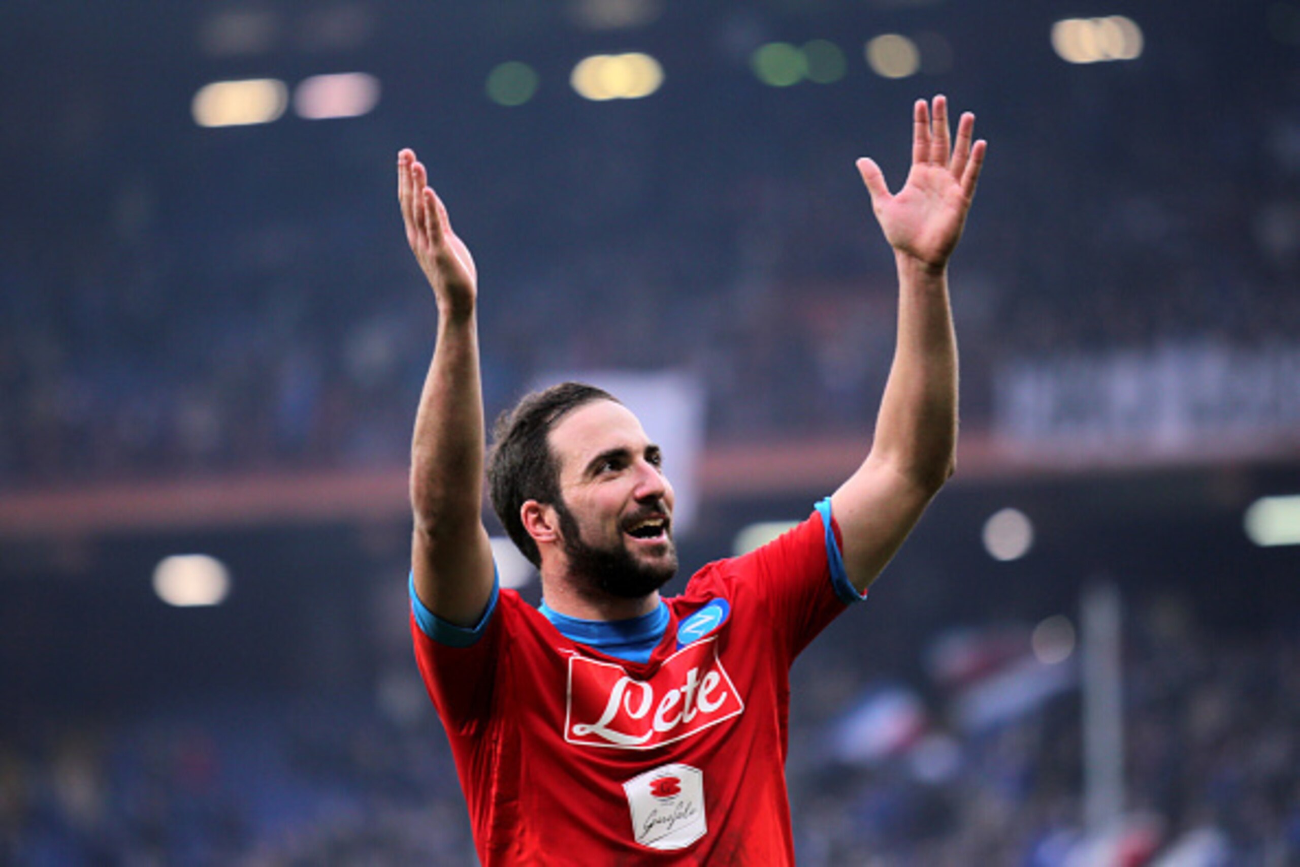 Napoli's forward Gonzalo Higuain from Argentina celebrate with fans at the end of the Italian Serie A football match Sampdoria Vs Napoli on January 24, 2016 at 'Luigi Ferraris Stadium' in Genoa. AFP PHOTO / MARCO BERTORELLO / AFP / MARCO BERTORELLO Napoli's forward Gonzalo Higuain from Argentina celebrate with fans at the end of the Italian Serie A football match Sampdoria Vs Napoli on January 24, 2016 at 'Luigi Ferraris Stadium' in Genoa. AFP PHOTO / MARCO BERTORELLO / AFP / MARCO BERTORELLO