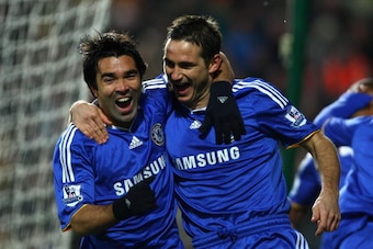 HULL, UNITED KINGDOM - OCTOBER 29:  Frank Lampard of Chelsea celebrates scoring the opening goal with team mate Deco (L) during the Barclays Premier League match between Hull City and Chelsea at The KC Stadium on October 29, 2008 in Hull, England.  (Photo