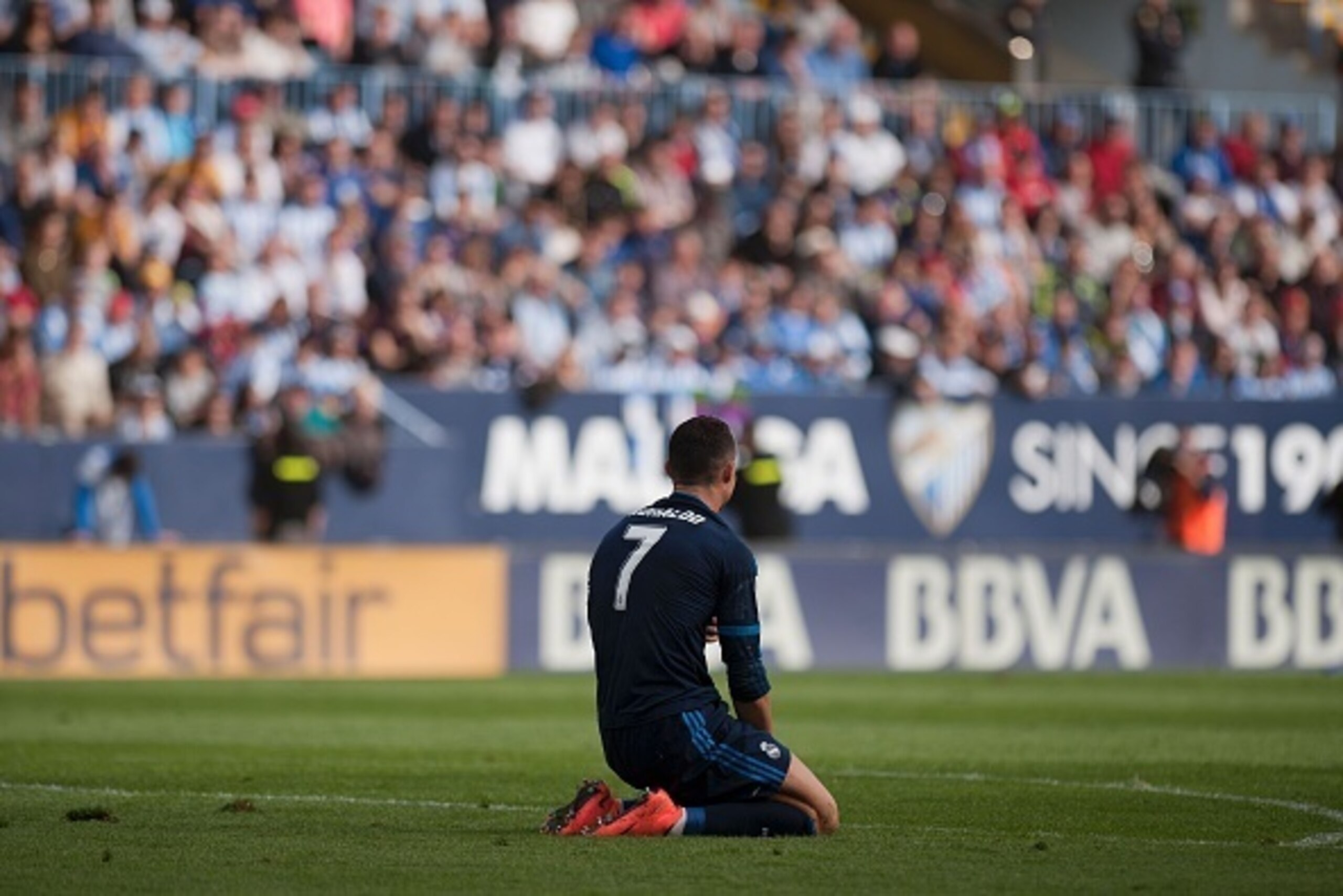 Real Madrid's Portuguese forward Cristiano Ronaldo kneels on the field during the Spanish league football match Malaga CF vs Real Madrid CF at La Rosaleda stadium in Malaga on February 21, 2016. / AFP / JORGE GUERRERO (Photo credit should read JORG Real Madrid's Portuguese forward Cristiano Ronaldo kneels on the field during the Spanish league football match Malaga CF vs Real Madrid CF at La Rosaleda stadium in Malaga on February 21, 2016. / AFP / JORGE GUERRERO (Photo credit should read JORG