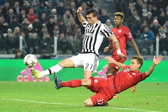 Juventus' Italian midfielder Stefano Sturaro (L) kicks the ball to score next to Bayern Munich's German midfielder Joshua Kimmich during the UEFA Champions League round of 16 first leg football match between Juventus and Bayern Munich at the Juventus Stad