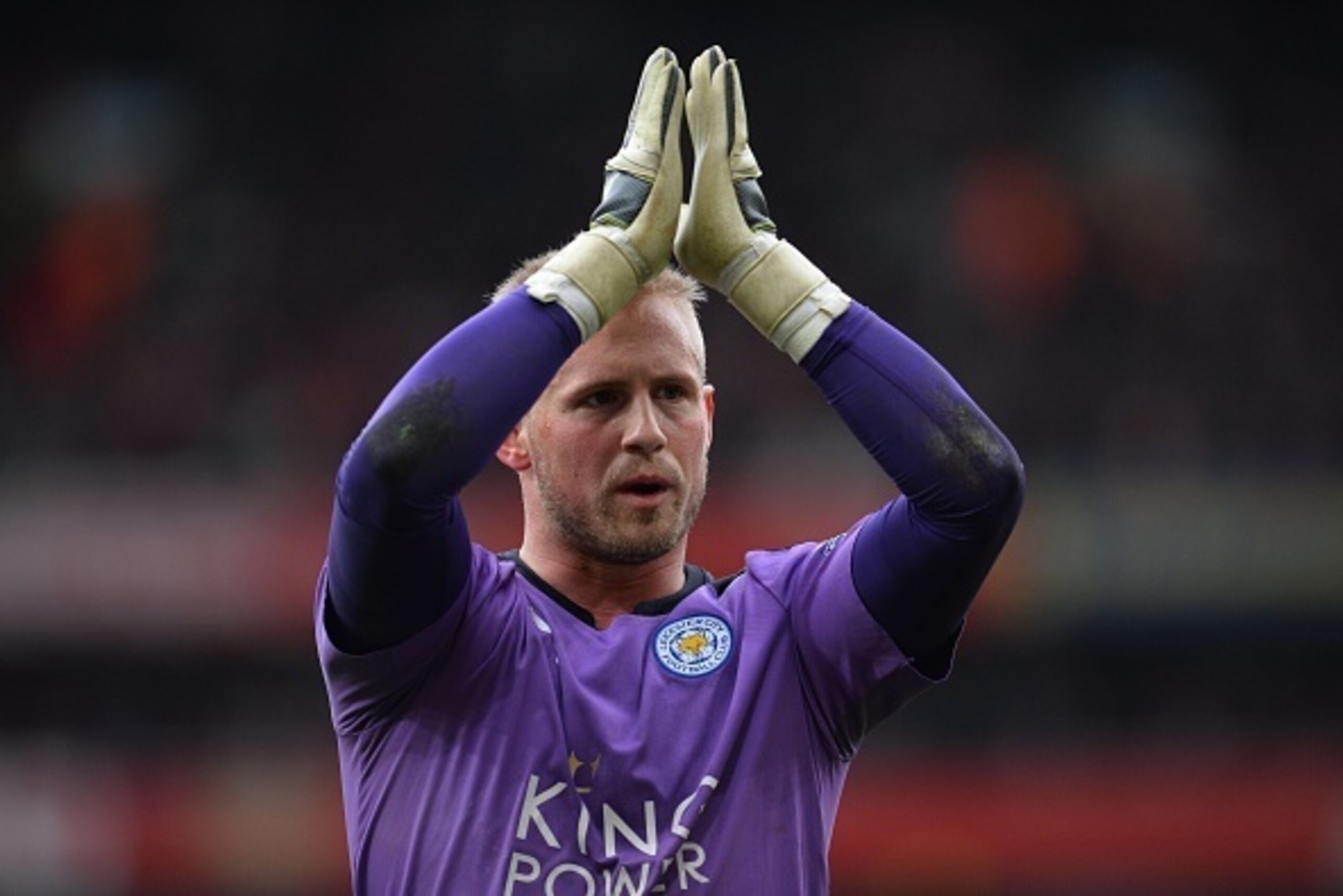 Leicester City's Danish goalkeeper Kasper Schmeichel applauds the fans following the English Premier League football match between Arsenal and Leicester at the Emirates Stadium in London on February 14, 2016. / AFP / GLYN KIRK / RESTRICTED TO EDITORIAL U Leicester City's Danish goalkeeper Kasper Schmeichel applauds the fans following the English Premier League football match between Arsenal and Leicester at the Emirates Stadium in London on February 14, 2016. / AFP / GLYN KIRK / RESTRICTED TO EDITORIAL U