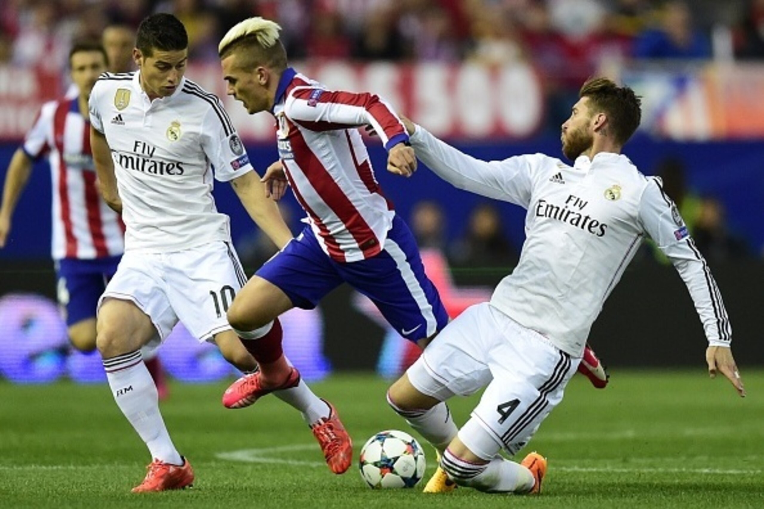 Atletico Madrid's French forward Antoine Griezmann (C) vies with Real Madrid's Colombian midfielder James Rodriguez (L) and Real Madrid's defender Sergio Ramos during the UEFA Champions League quarter final first leg football match Atletico de Madrid vs R