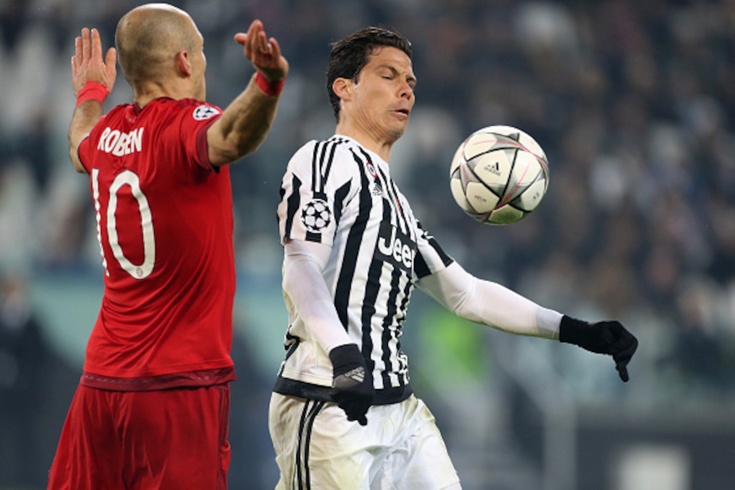 TURIN, ITALY - FEBRUARY 23: Hernanes of Juventus in action during the UEFA Champions League Round of 16 first leg match between Juventus Turin and Bayern Muenchen (Bayern Munich) at Juventus Stadium on February 23, 2016 in Turin, Italy. (Photo by Jean Cat TURIN, ITALY - FEBRUARY 23: Hernanes of Juventus in action during the UEFA Champions League Round of 16 first leg match between Juventus Turin and Bayern Muenchen (Bayern Munich) at Juventus Stadium on February 23, 2016 in Turin, Italy. (Photo by Jean Cat
