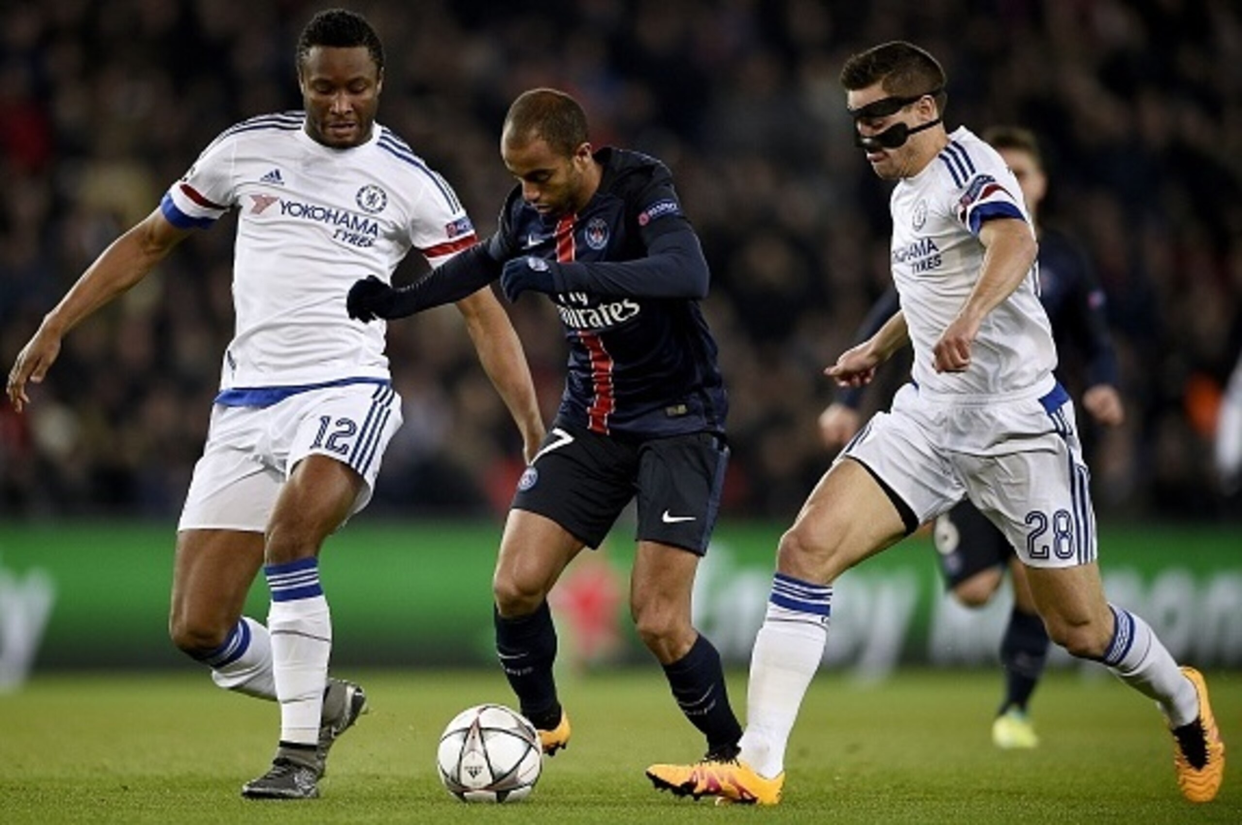 Paris Saint-Germain's Brazilian midfielder Lucas Moura (C) vies for the ball with Chelsea's Nigerian midfielder John Obi Mikel (L) and Chelsea's Spanish defender Cesar Azpilicueta (R) during the Champions League round of 16 first leg football match betwee