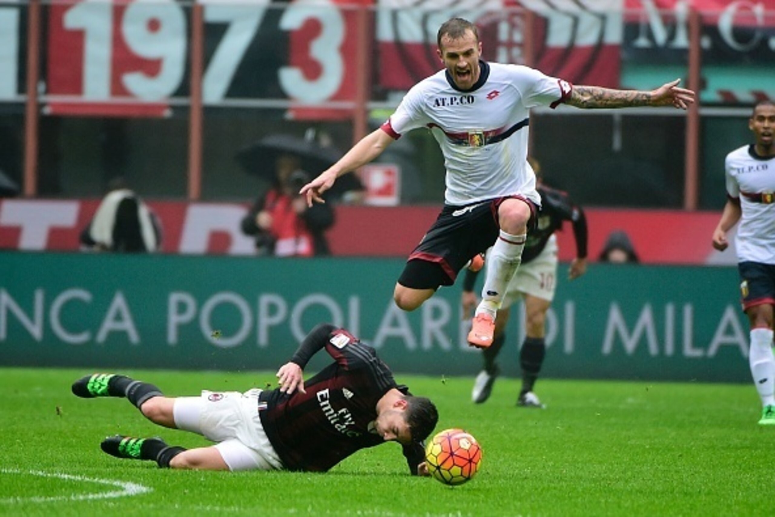 AC Milan's midfielder from Italy Andrea Bertolacci (L) fights for the ball with Genoa's midfielder from Serbia Darko Lazovic during the Italian Serie A football match AC Milan vs Genoa on February 14, 2016 at the San Siro Stadium stadium in Milan. / AFP AC Milan's midfielder from Italy Andrea Bertolacci (L) fights for the ball with Genoa's midfielder from Serbia Darko Lazovic during the Italian Serie A football match AC Milan vs Genoa on February 14, 2016 at the San Siro Stadium stadium in Milan. / AFP