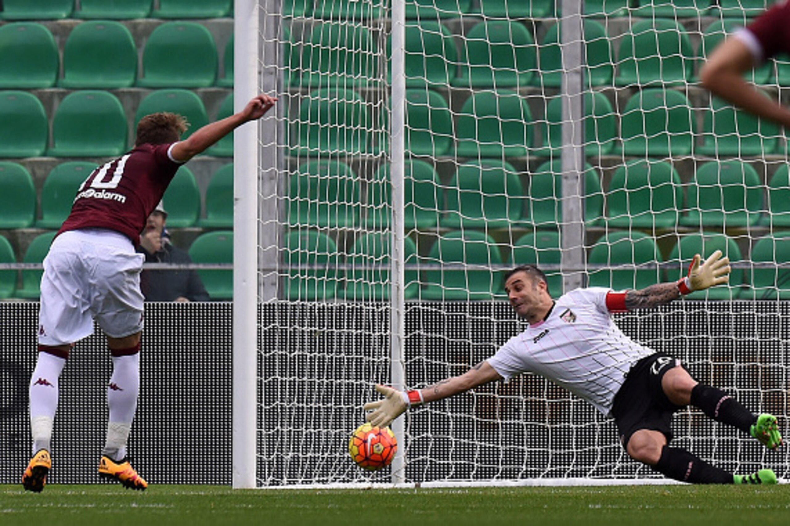 PALERMO, ITALY - FEBRUARY 14: Ciro Immobile of Torino scores the equalising goal from the penalty spot during the Serie A match between US Citta di Palermo and Torino FC at Stadio Renzo Barbera on February 14, 2016 in Palermo, Italy. (Photo by Tullio M. PALERMO, ITALY - FEBRUARY 14: Ciro Immobile of Torino scores the equalising goal from the penalty spot during the Serie A match between US Citta di Palermo and Torino FC at Stadio Renzo Barbera on February 14, 2016 in Palermo, Italy. (Photo by Tullio M.