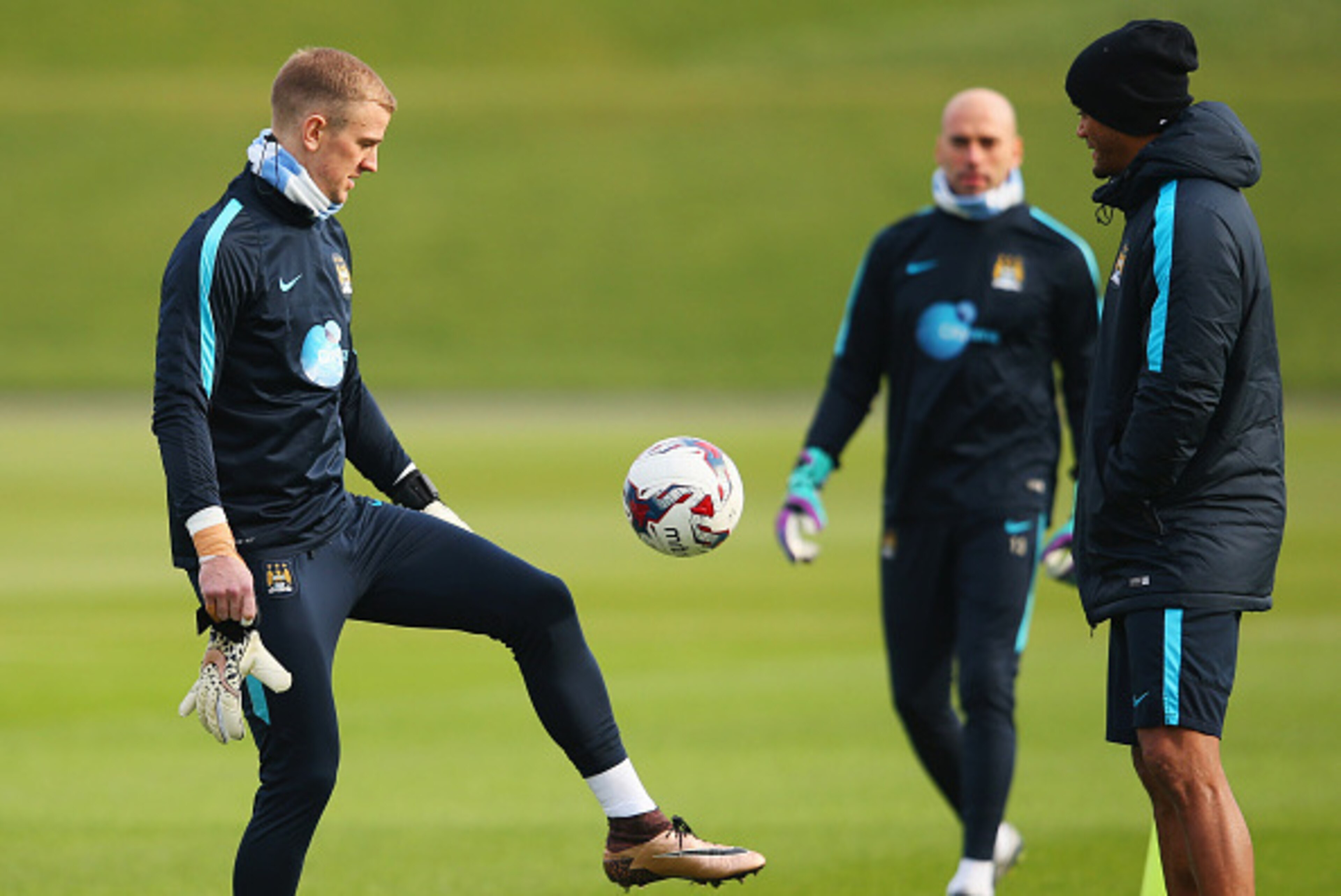 MANCHESTER, ENGLAND - FEBRUARY 26: Joe Hart juggles as ball as Wilfredo Caballero and Vincent Kompany look on during a Manchester City training session at the City Football Academy on February 26, 2016 in Manchester, United Kingdom. (Photo by Alex Lives MANCHESTER, ENGLAND - FEBRUARY 26: Joe Hart juggles as ball as Wilfredo Caballero and Vincent Kompany look on during a Manchester City training session at the City Football Academy on February 26, 2016 in Manchester, United Kingdom. (Photo by Alex Lives