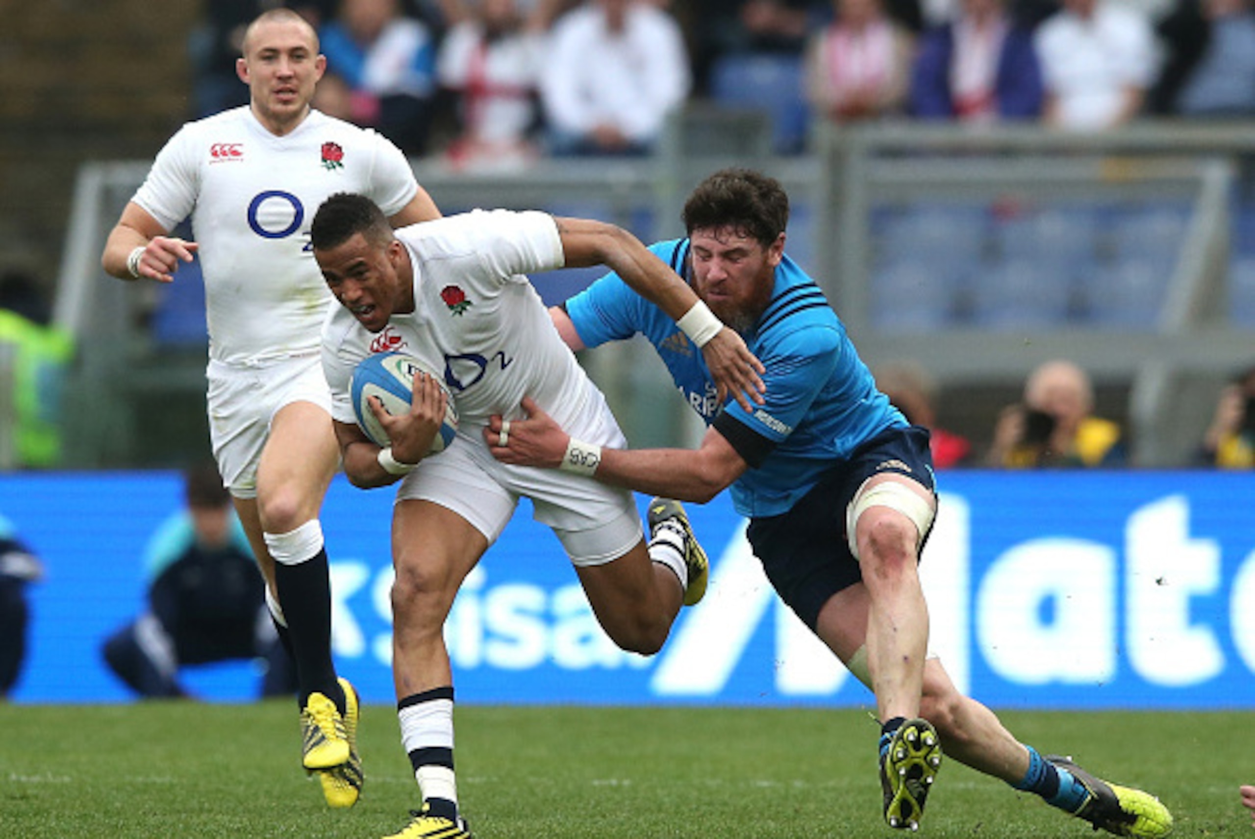 ROME, ITALY - FEBRUARY 14:  Anthony Watson of England moves away from George Biagi uring the RBS Six Natiions match between Italy and England at the Stadio Olimpico on February 14, 2016 in Rome, Italy.  (Photo by David Rogers/Getty Images)