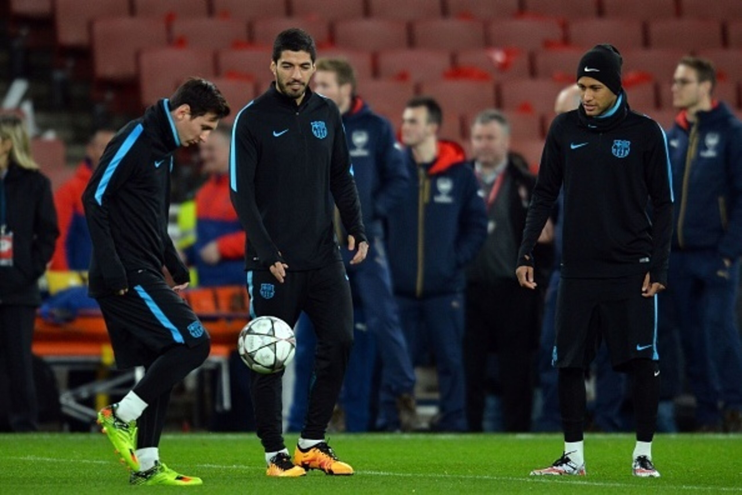 Barcelona's Argentine striker Lionel Messi (L), Uruguayan striker Luis Suarez (C) and Brazilian striker Neymar (R)attend a training session ahead of the UEFA Champions League round of 16 1st leg football match against Arsenal, at the Emirates Stadium in L