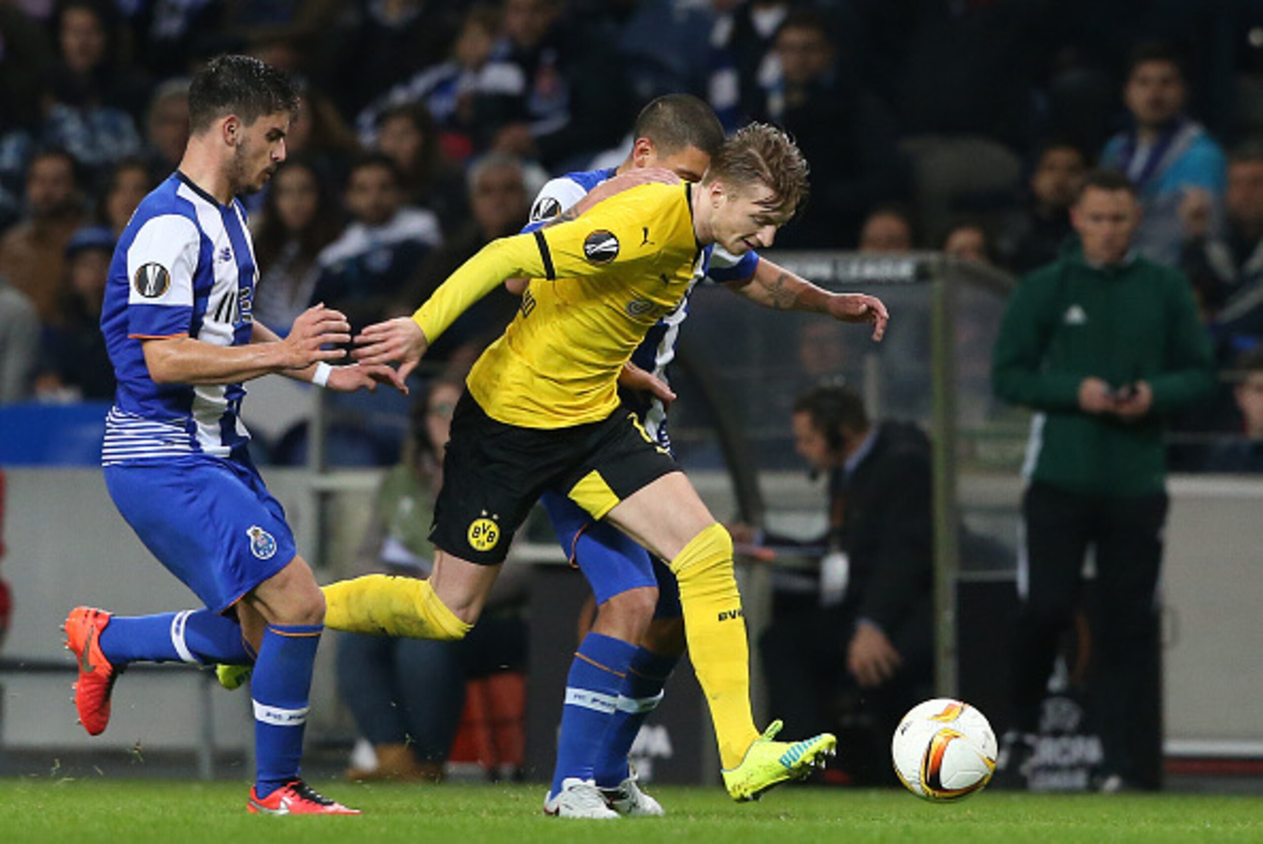 PORTO, PORTUGAL - FEBRUARY 25:  Borussia Dortmund's midfielder Marco Reus with FC Porto's uruguayan defender Maxi Pereira and FC Porto's midfielder Ruben Neves in action during the UEFA Europa League Round of 32 - Second Leg match between FC Porto and Bor