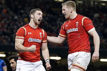 Wales' wing George North (L) celebrates scoring his team's first try during the Six Nations international rugby union match between Wales and France at the Principality Stadium in Cardiff, south Wales, on February 26, 2016. / AFP / ADRIAN DENNIS / RESTRIC