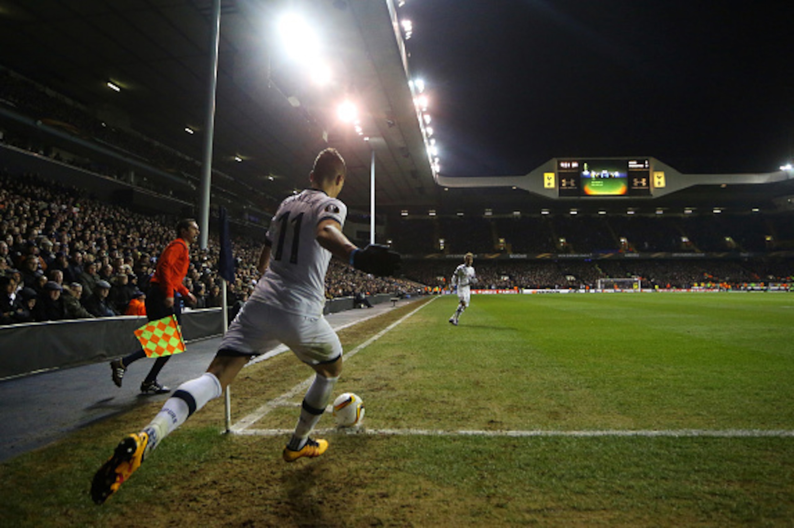 LONDON, ENGLAND - FEBRUARY 25 : Erik Lamela of Tottenham Hotspur takes a corner kick during the UEFA Europa League match between Tottenham Hotspur and Fiorentina at White Hart Lane on February 25, 2016 in London, United Kingdom. (Photo by Catherine Ivil LONDON, ENGLAND - FEBRUARY 25 : Erik Lamela of Tottenham Hotspur takes a corner kick during the UEFA Europa League match between Tottenham Hotspur and Fiorentina at White Hart Lane on February 25, 2016 in London, United Kingdom. (Photo by Catherine Ivil
