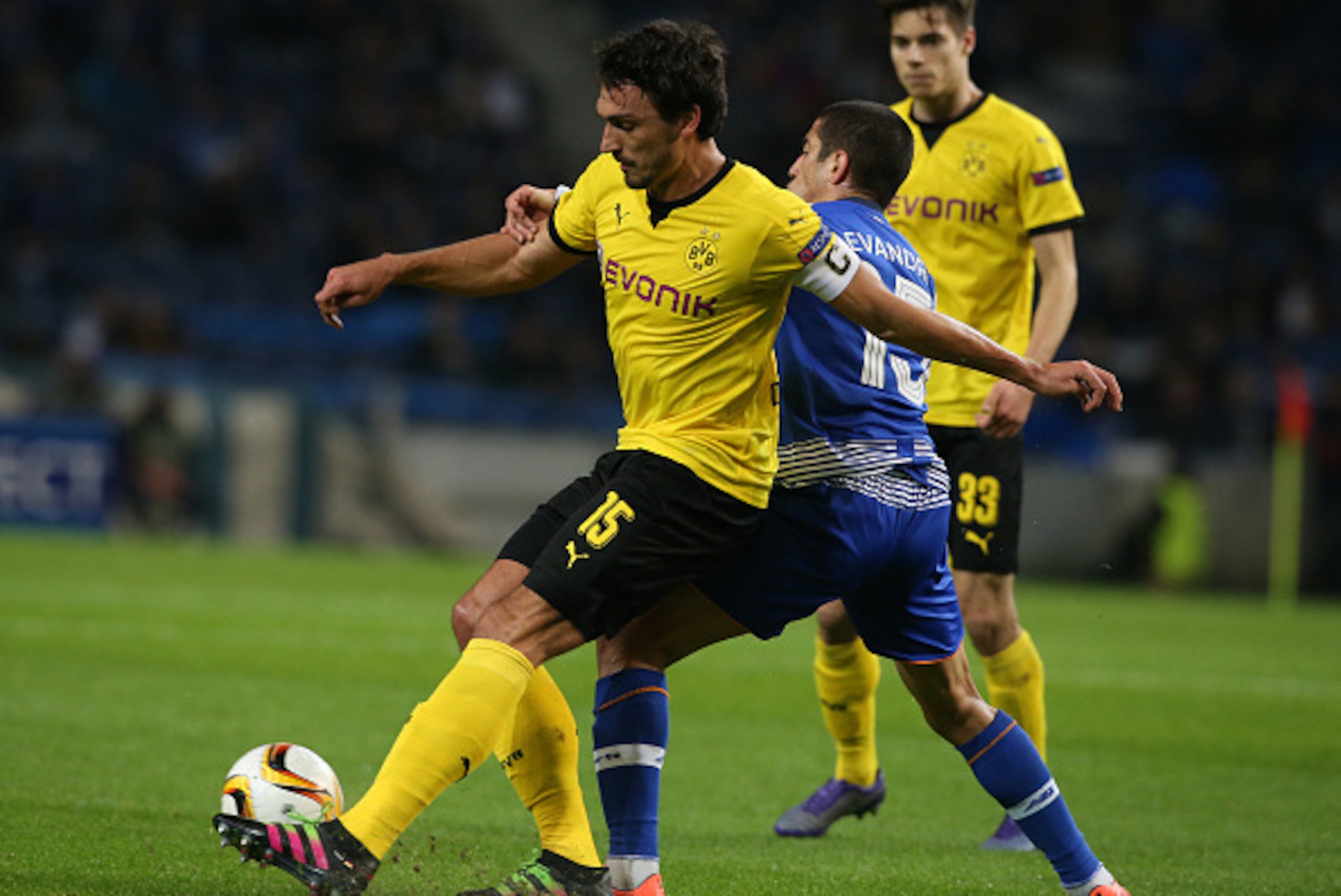 PORTO, PORTUGAL - FEBRUARY 25:  Borussia Dortmund's defender Mats Hummels with FC Porto's brazilian midfielder Evandro in action during the UEFA Europa League Round of 32 - Second Leg match between FC Porto and Borussia Dortmund at Estadio do Dragao on Fe