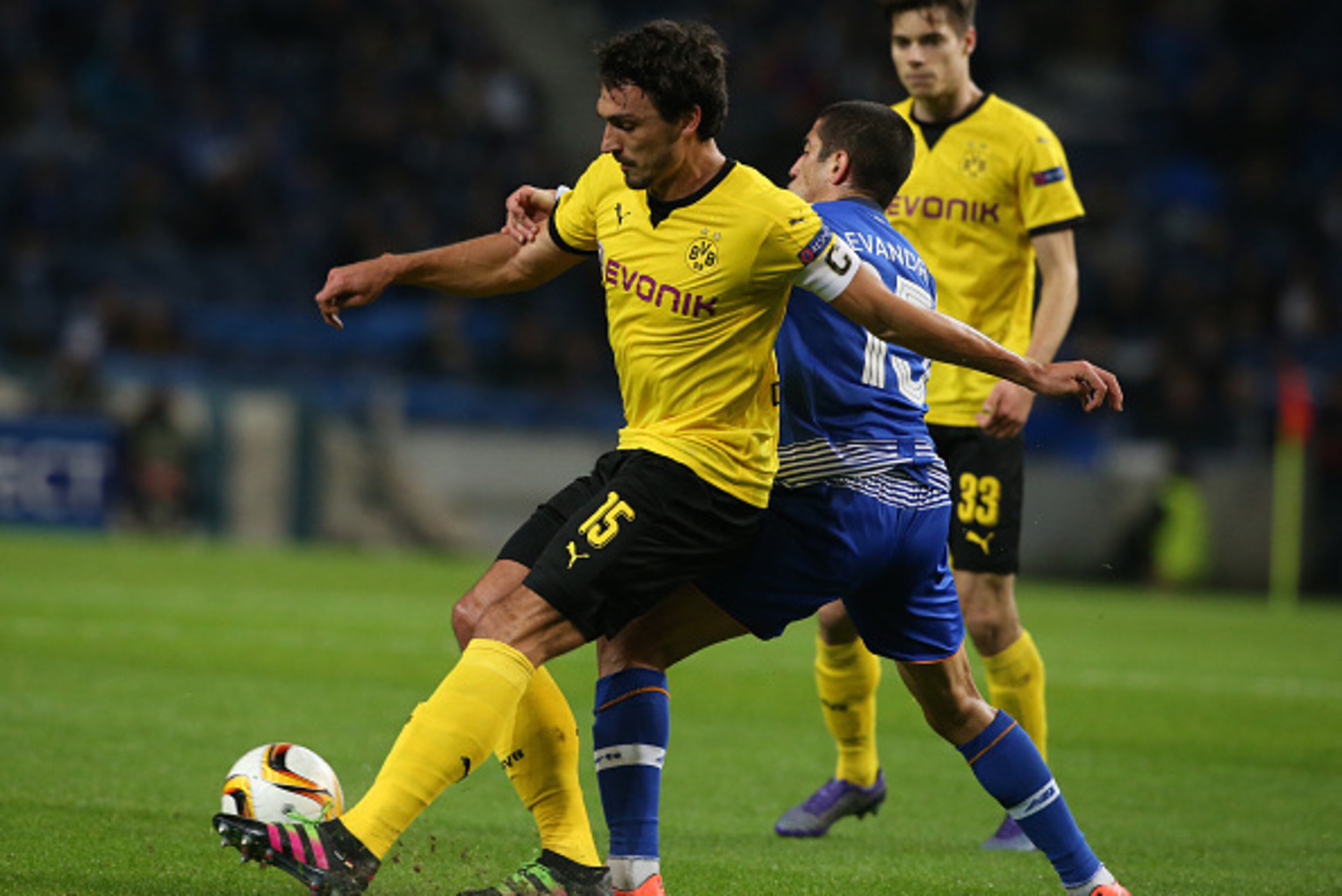 PORTO, PORTUGAL - FEBRUARY 25:  Borussia Dortmund's defender Mats Hummels with FC Porto's brazilian midfielder Evandro in action during the UEFA Europa League Round of 32 - Second Leg match between FC Porto and Borussia Dortmund at Estadio do Dragao on Fe