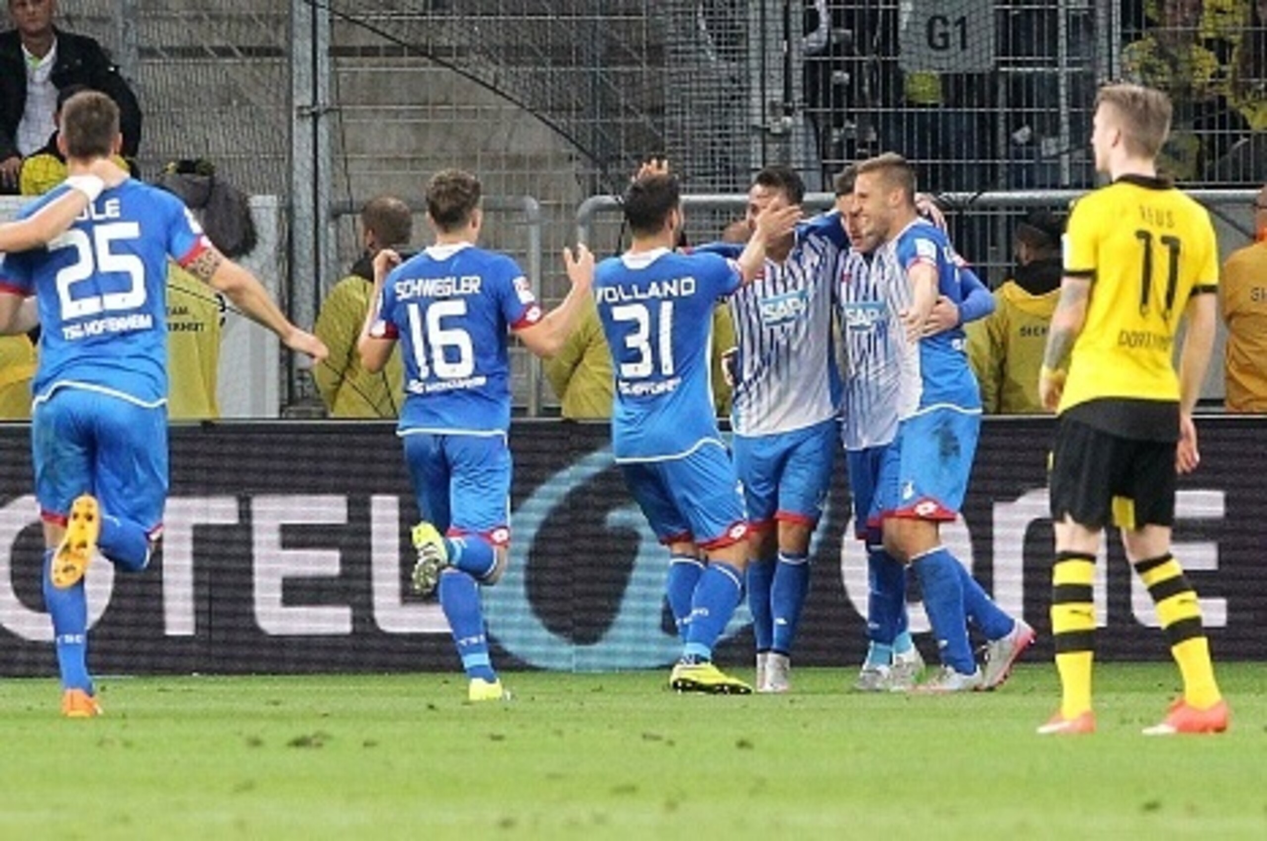 Hoffenheim's players celebrate Hoffenheim's midfielder Sebastian Rudy scoring the 1-0 during the German first division Bundesliga football match TSG 1899 Hoffenheim vs Borussia Dortmund in Sinsheim, on September 23, 2015.    AFP PHOTO / DANIEL ROLAND  RES