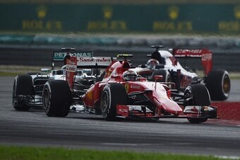Ferrari's Finnish driver Kimi Raikkonen leads Mercedes AMG Petronas F1 Team's British driver Lewis Hamilton on the last dry lap before rain delayed the qualifying session at the Formula One Malaysian Grand Prix in Sepang on March 28, 2015. AFP PHOTO / Gre