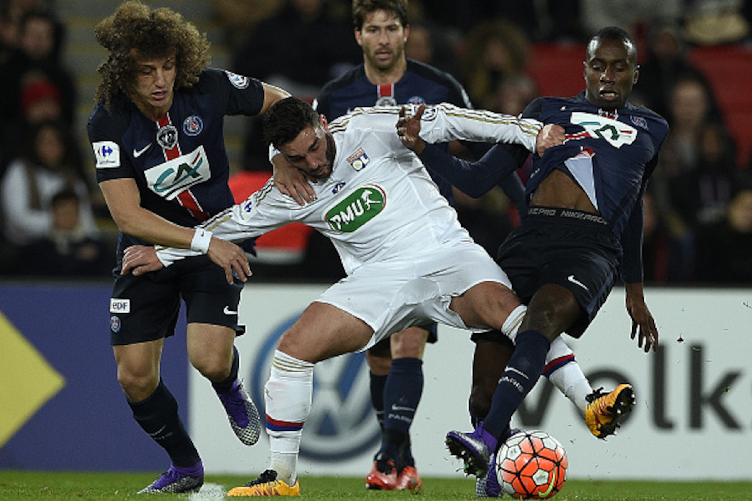 TOPSHOT - Lyon's French midfielder Coretin Tolisso (C) vies with Paris Saint-Germain's Brazilian defender David Luiz (L) and Paris Saint-Germain's French midfielder Blaise Matuidi during the French Cup round of 16 football match between Paris Saint-Germai