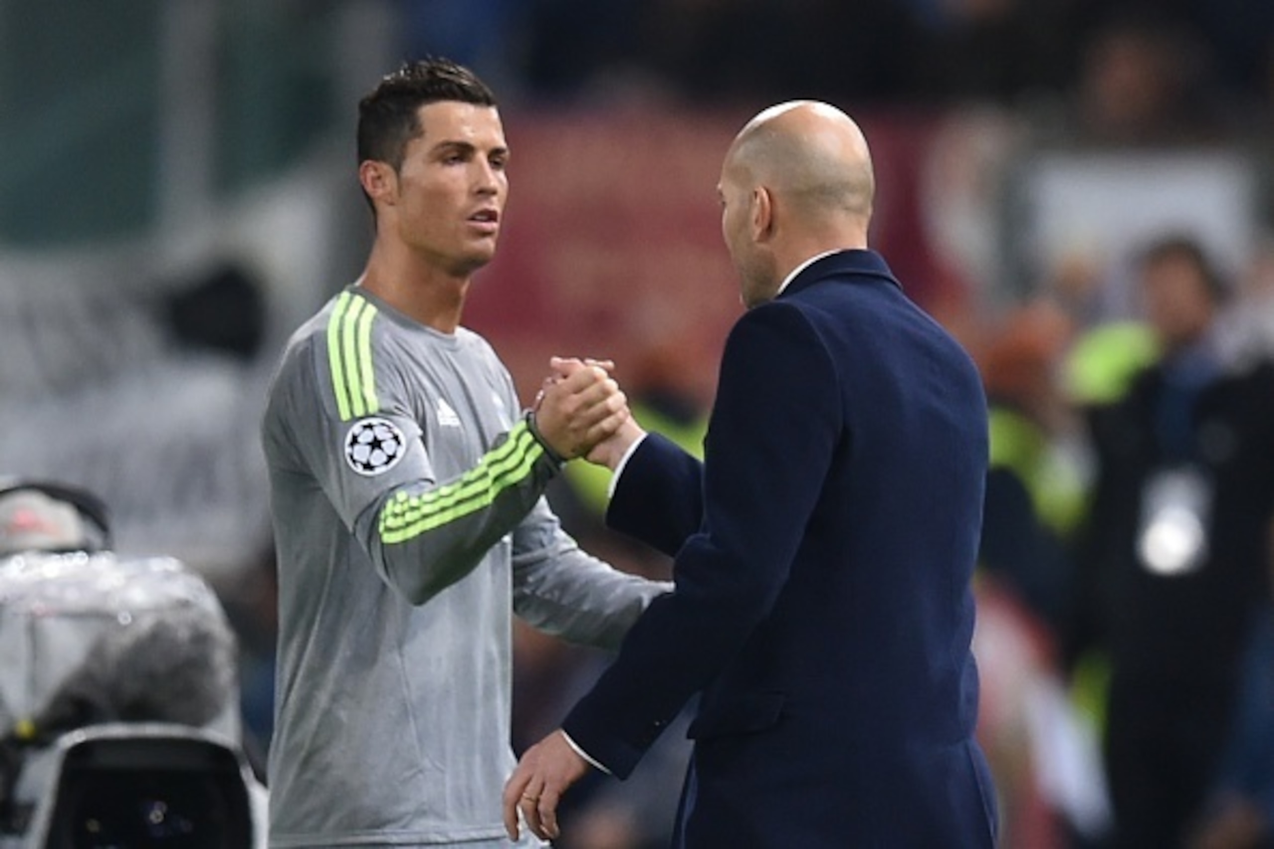 Real Madrid's Portuguese forward Cristiano Ronaldo (L) shakes hands with Real Madrid's French coach Zinedine Zidane as he leaves the pitch during the UEFA Champions League football match AS Roma vs Real Madrid on Frebruary 17, 2016 at the Olympic stadium Real Madrid's Portuguese forward Cristiano Ronaldo (L) shakes hands with Real Madrid's French coach Zinedine Zidane as he leaves the pitch during the UEFA Champions League football match AS Roma vs Real Madrid on Frebruary 17, 2016 at the Olympic stadium