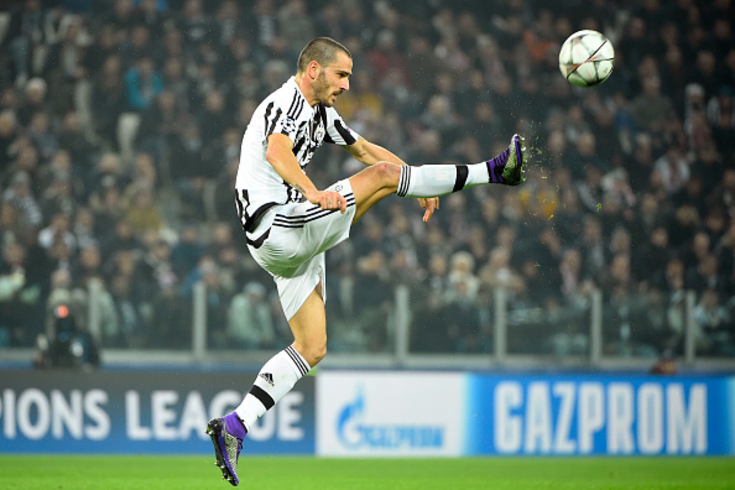 Juventus' Italian defender Leonardo Bonucci controls the ball during the UEFA Champions League round of 16 first leg football match between Juventus and Bayern Munich at the Juventus Stadium in Turin on February 23, 2016. AFP PHOTO / OLIVIER MORIN / AFP /