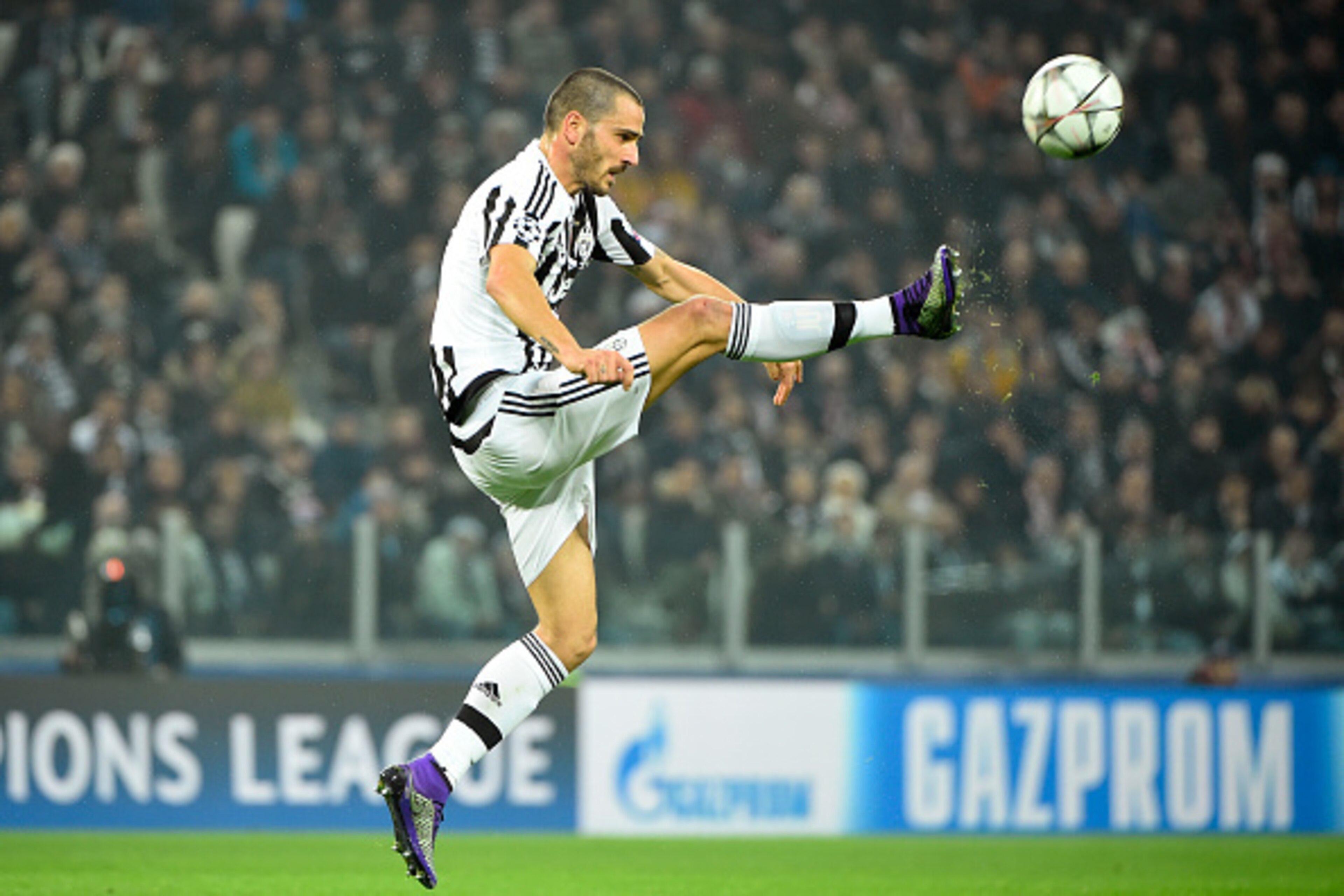 Juventus' Italian defender Leonardo Bonucci controls the ball during the UEFA Champions League round of 16 first leg football match between Juventus and Bayern Munich at the Juventus Stadium in Turin on February 23, 2016. AFP PHOTO / OLIVIER MORIN / AFP /