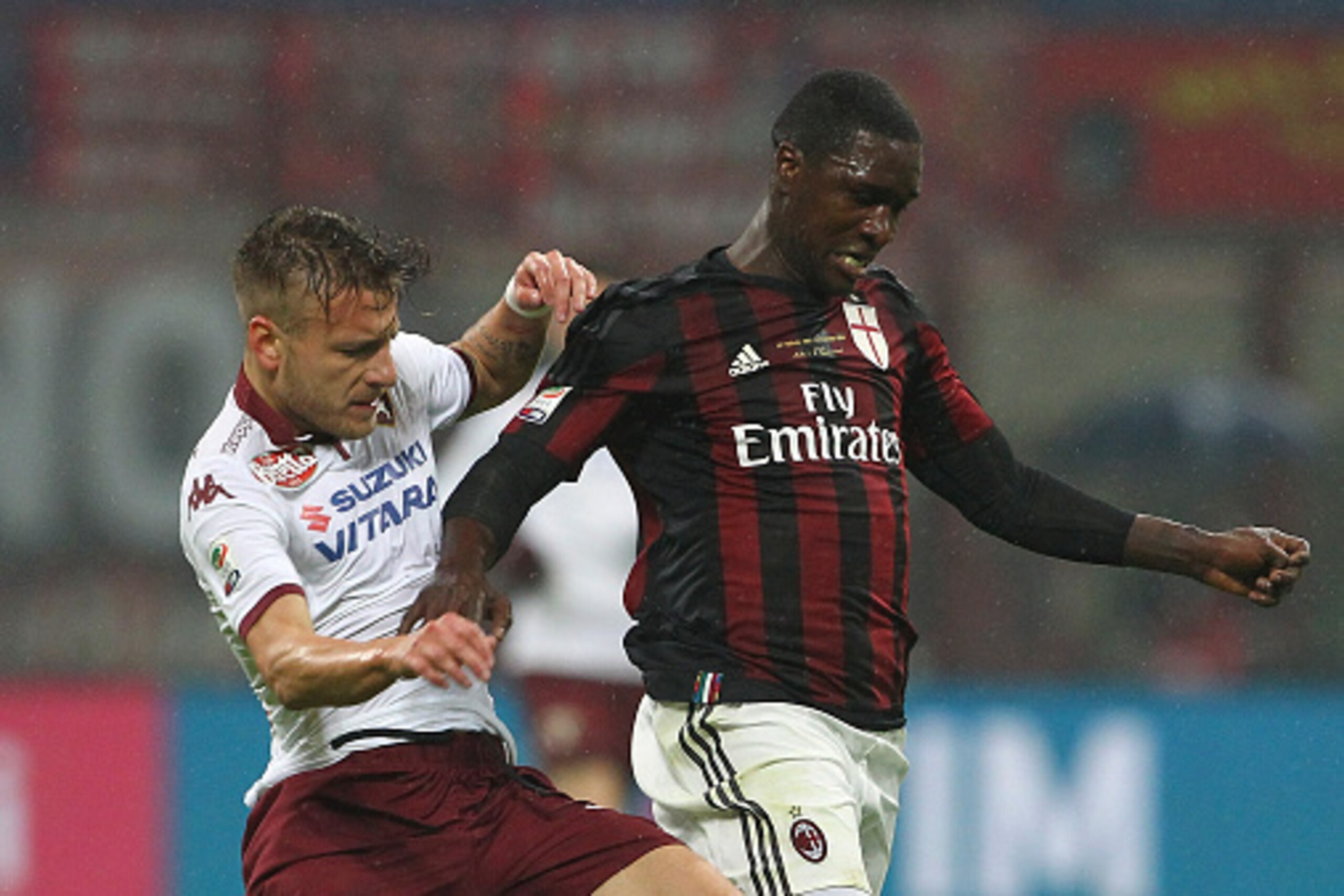 MILAN, ITALY - FEBRUARY 27: Cristian Zapata (R) of AC Milan is challenged by Ciro Immobile (L) of Torino FC during the Serie A match between AC Milan and Torino FC at Stadio Giuseppe Meazza on February 27, 2016 in Milan, Italy.  (Photo by Marco Luzzani/Ge