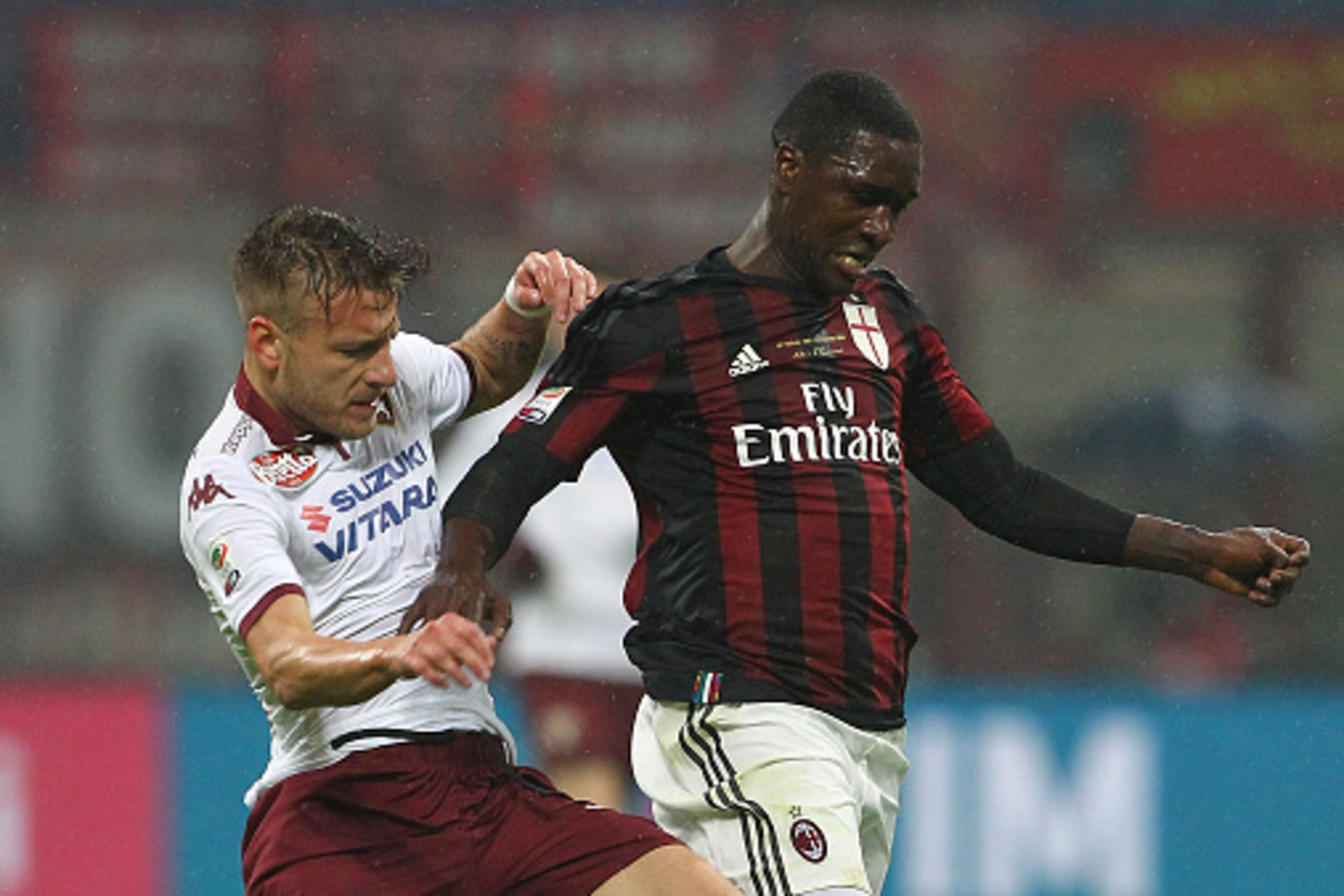MILAN, ITALY - FEBRUARY 27: Cristian Zapata (R) of AC Milan is challenged by Ciro Immobile (L) of Torino FC during the Serie A match between AC Milan and Torino FC at Stadio Giuseppe Meazza on February 27, 2016 in Milan, Italy. (Photo by Marco Luzzani/Ge MILAN, ITALY - FEBRUARY 27: Cristian Zapata (R) of AC Milan is challenged by Ciro Immobile (L) of Torino FC during the Serie A match between AC Milan and Torino FC at Stadio Giuseppe Meazza on February 27, 2016 in Milan, Italy. (Photo by Marco Luzzani/Ge