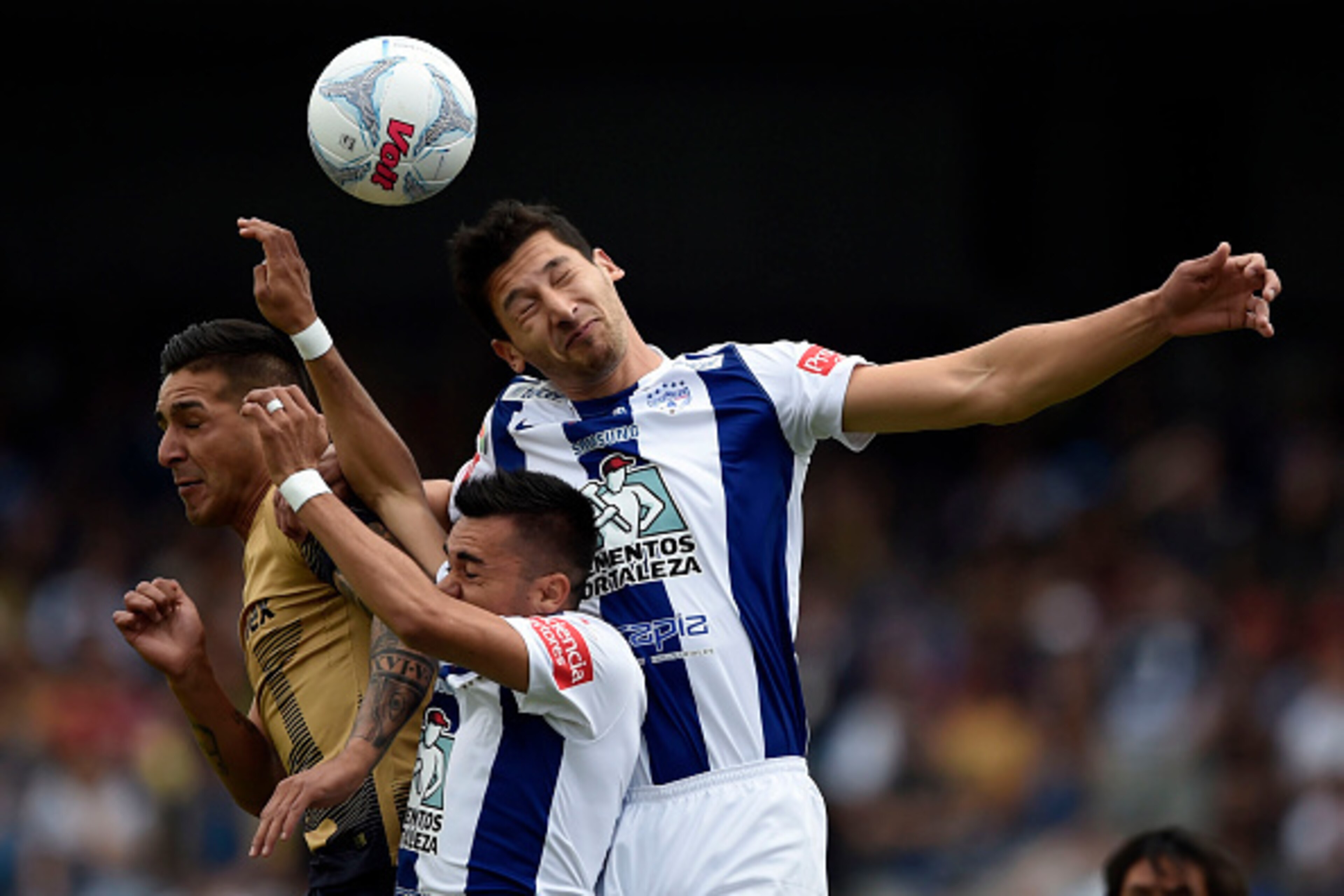 Ismael Sosa (L) of Pumas vies for the ball with Emmanuel Garcia (C) and Omar Gonzalez (R) of Pachuca during a Mexican Clausura football tournament match at the Olimpico Universitario stadium in Mexico City on February 7, 2016.   AFP PHOTO / ALFREDO ESTREL