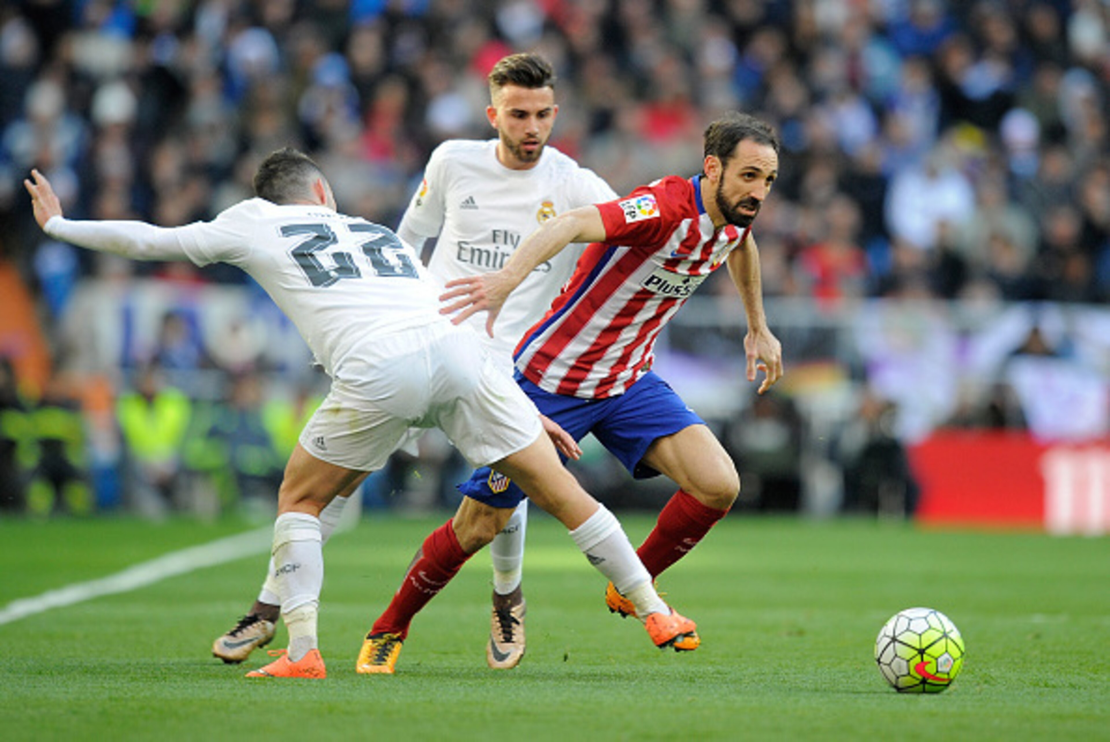 MADRID, SPAIN - FEBRUARY 27:  Juanfran of Club Atletico de Madrid gets away from Isco of Real Madrid during the La Liga match between Real Madrid CF and Club Atletico de Madrid at Estadio Santiago Bernabeu on February 27, 2016 in Madrid, Spain.  (Photo by