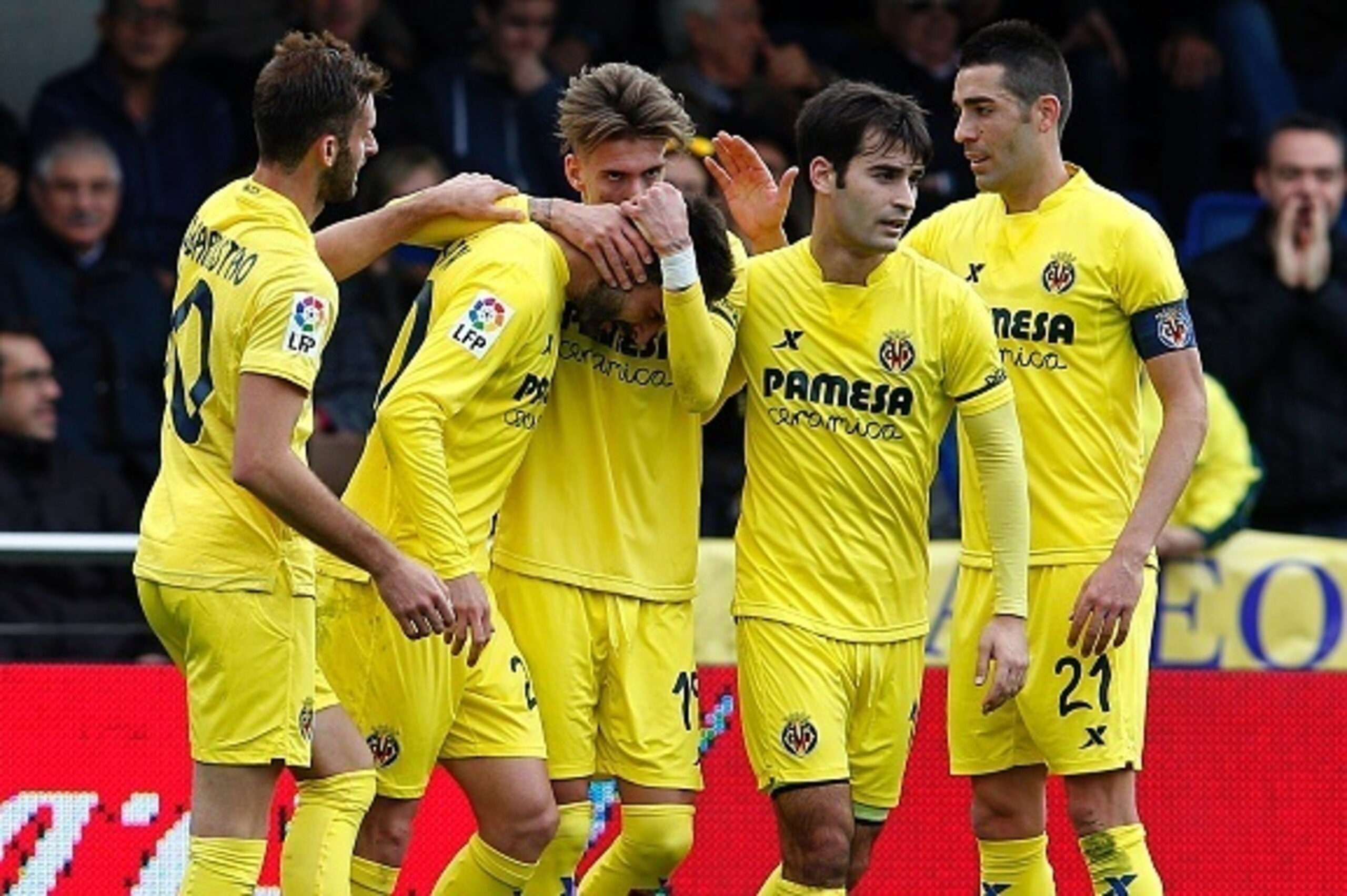 Villarreal's midfielder Samuel Castillejo (C) celebrates with teammates after scoring during the Spanish league football match Villarreal CF vs Levante UD at El Madrigal stadium in Vila-real on February 28, 2016. / AFP / Jose Jordan        (Photo credit s