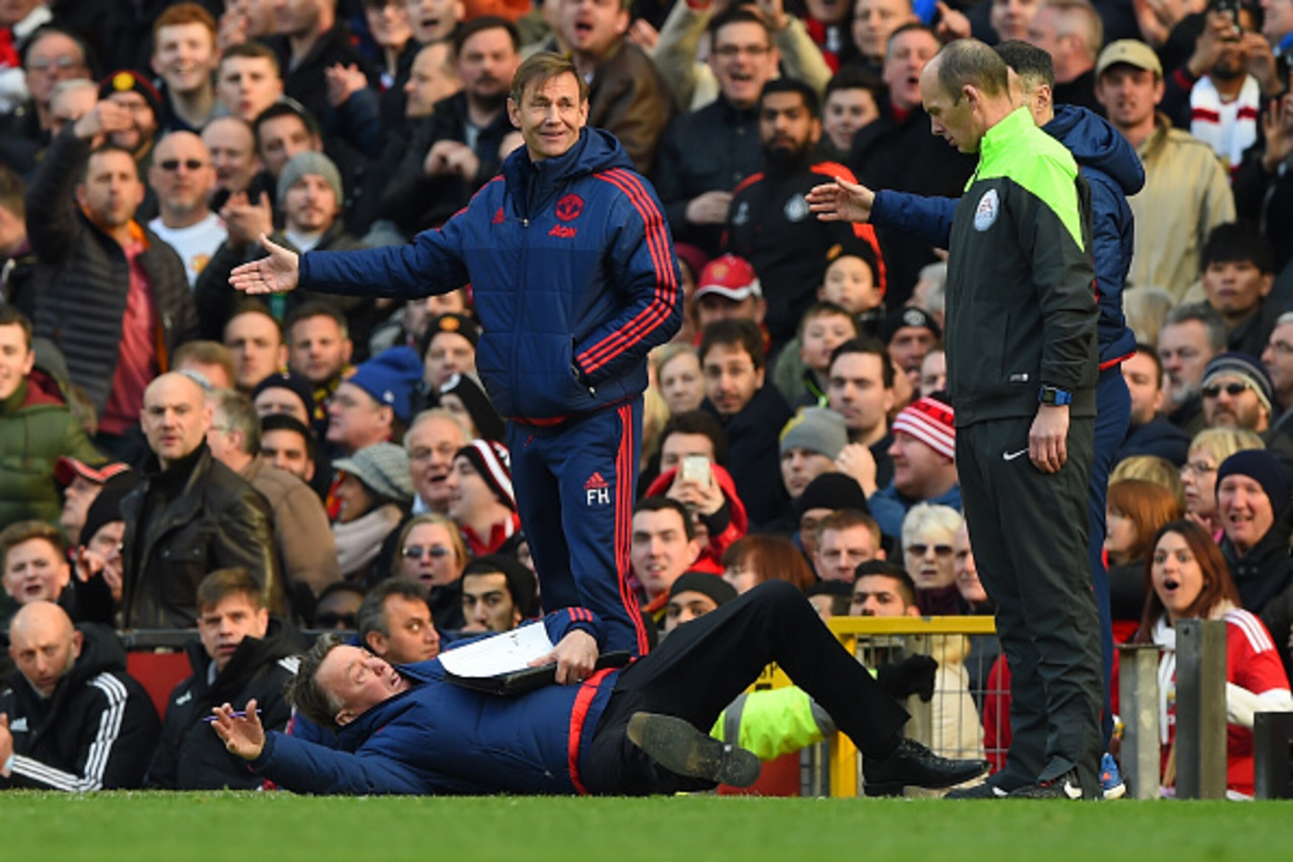 MANCHESTER, ENGLAND - FEBRUARY 28:  Louis van Gaal, Manager of Manchester United makes a point to the fourth official during the Barclays Premier League match between Manchester United and Arsenal at Old Trafford on February 28, 2016 in Manchester, Englan