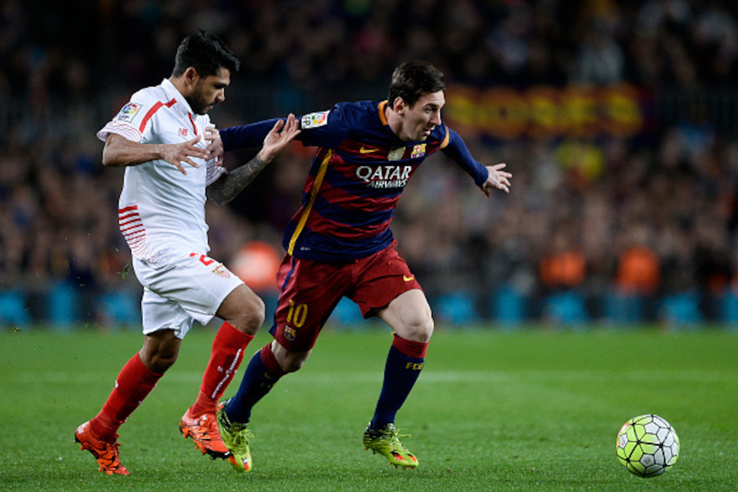 Sevilla's French defender Benoit Tremoulinas (L) vies with Barcelona's Argentinian forward Lionel Messi during the Spanish league football match FC Barcelona vs Sevilla FC at the Camp Nou stadium in Barcelona on February 28, 2016. / AFP / JOSEP LAGO Sevilla's French defender Benoit Tremoulinas (L) vies with Barcelona's Argentinian forward Lionel Messi during the Spanish league football match FC Barcelona vs Sevilla FC at the Camp Nou stadium in Barcelona on February 28, 2016. / AFP / JOSEP LAGO