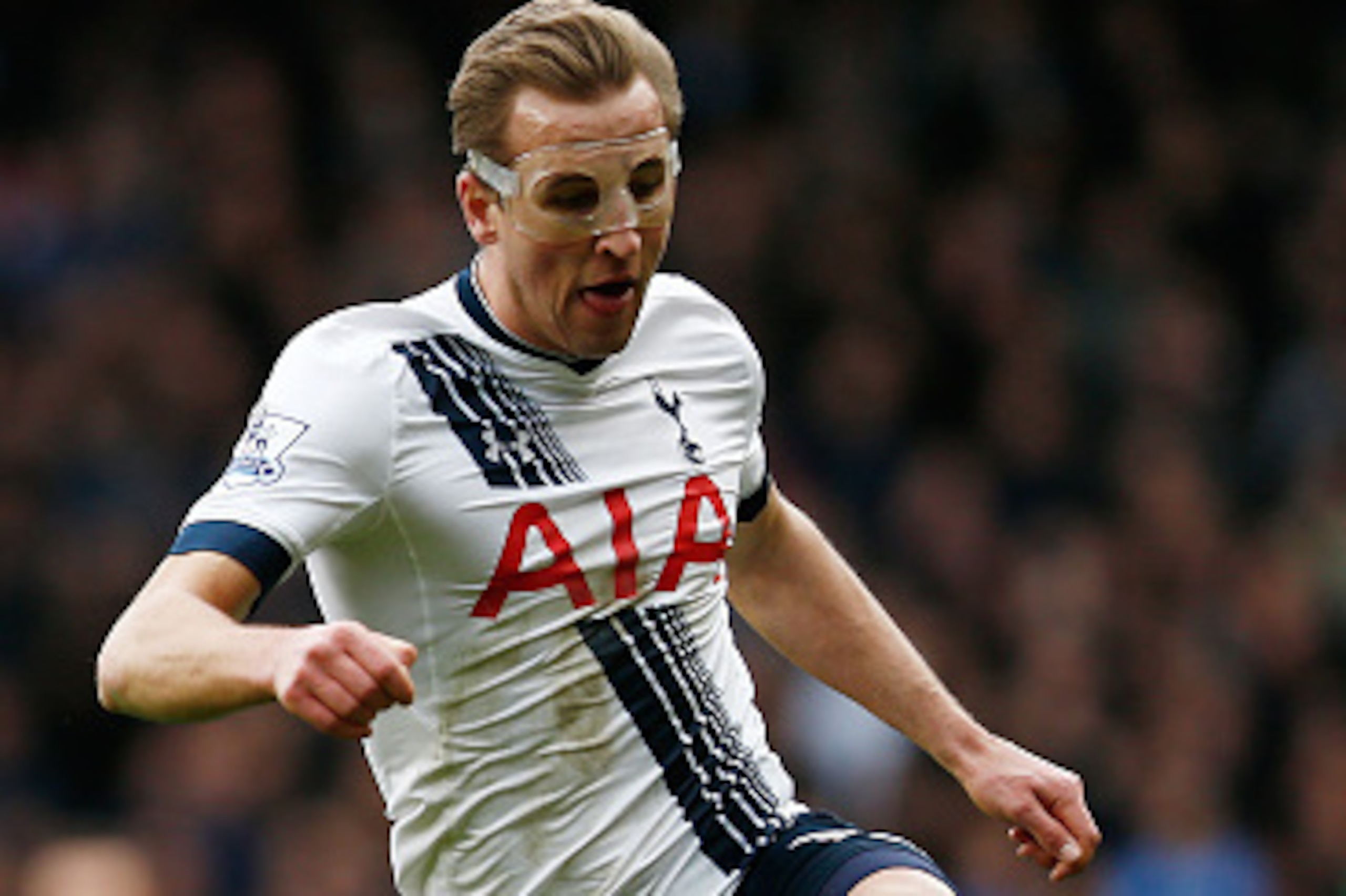 LONDON, ENGLAND - FEBRUARY 28:  Harry Kane of Spurs controls the ball during the Barclays Premier League match between Tottenham Hotspur and Swansea City at White Hart Lane on February 28, 2016 in London, England.  (Photo by Dean Mouhtaropoulos/Getty Imag