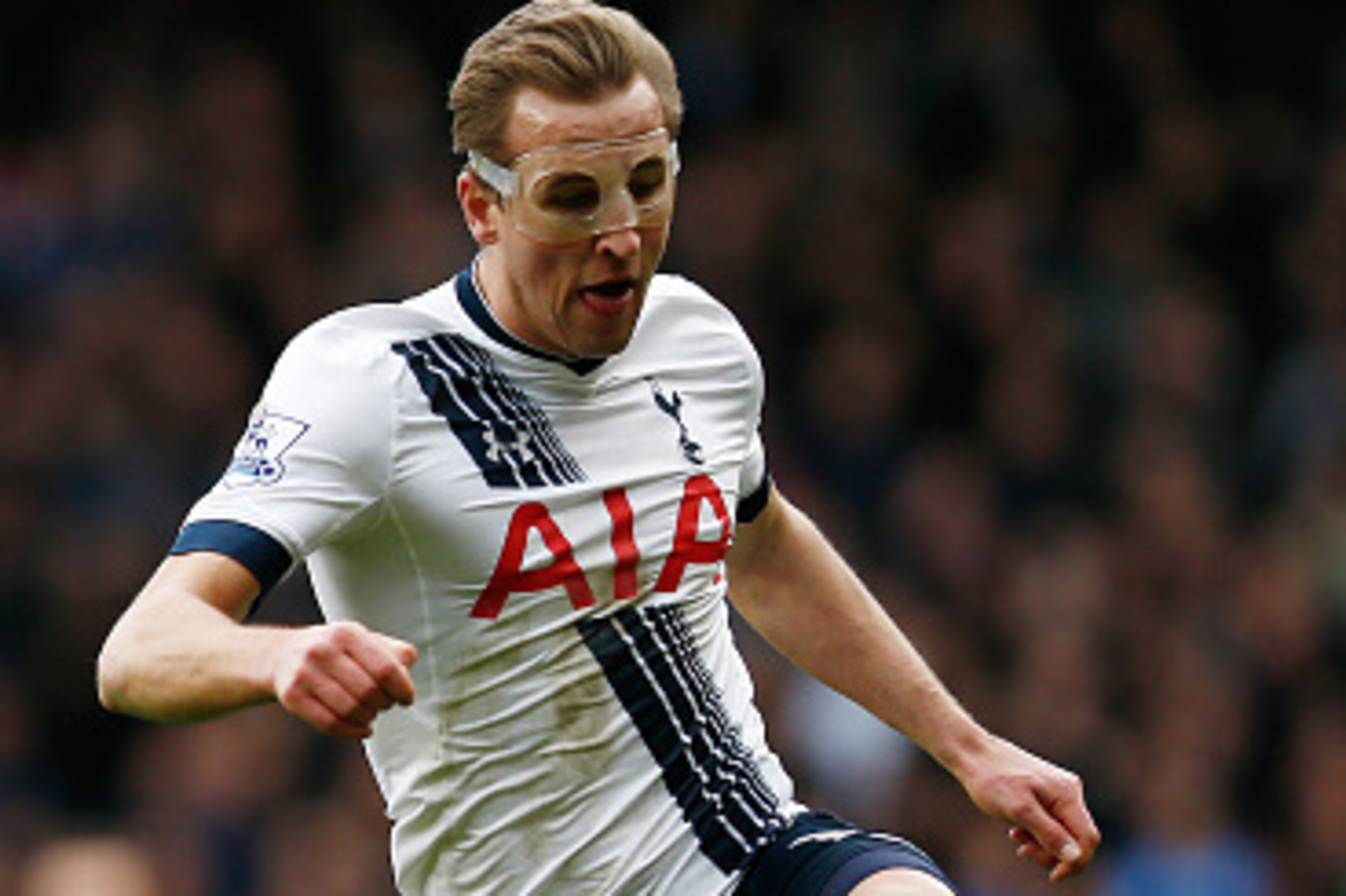 LONDON, ENGLAND - FEBRUARY 28:  Harry Kane of Spurs controls the ball during the Barclays Premier League match between Tottenham Hotspur and Swansea City at White Hart Lane on February 28, 2016 in London, England.  (Photo by Dean Mouhtaropoulos/Getty Imag
