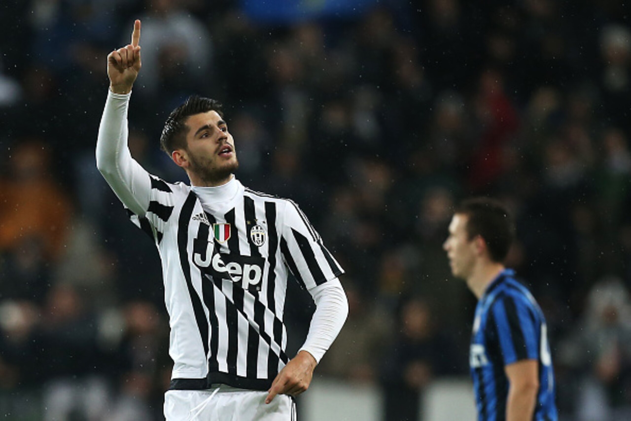 Juventus' Spanish forward Alvaro Morata (R) celebrates after scoring during the Italian Serie A  football match Juventus Vs Inter Milan on February 28, 2016 at the 'Juventus Stadium' in Turin.     / AFP / MARCO BERTORELLO        (Photo credit should read 