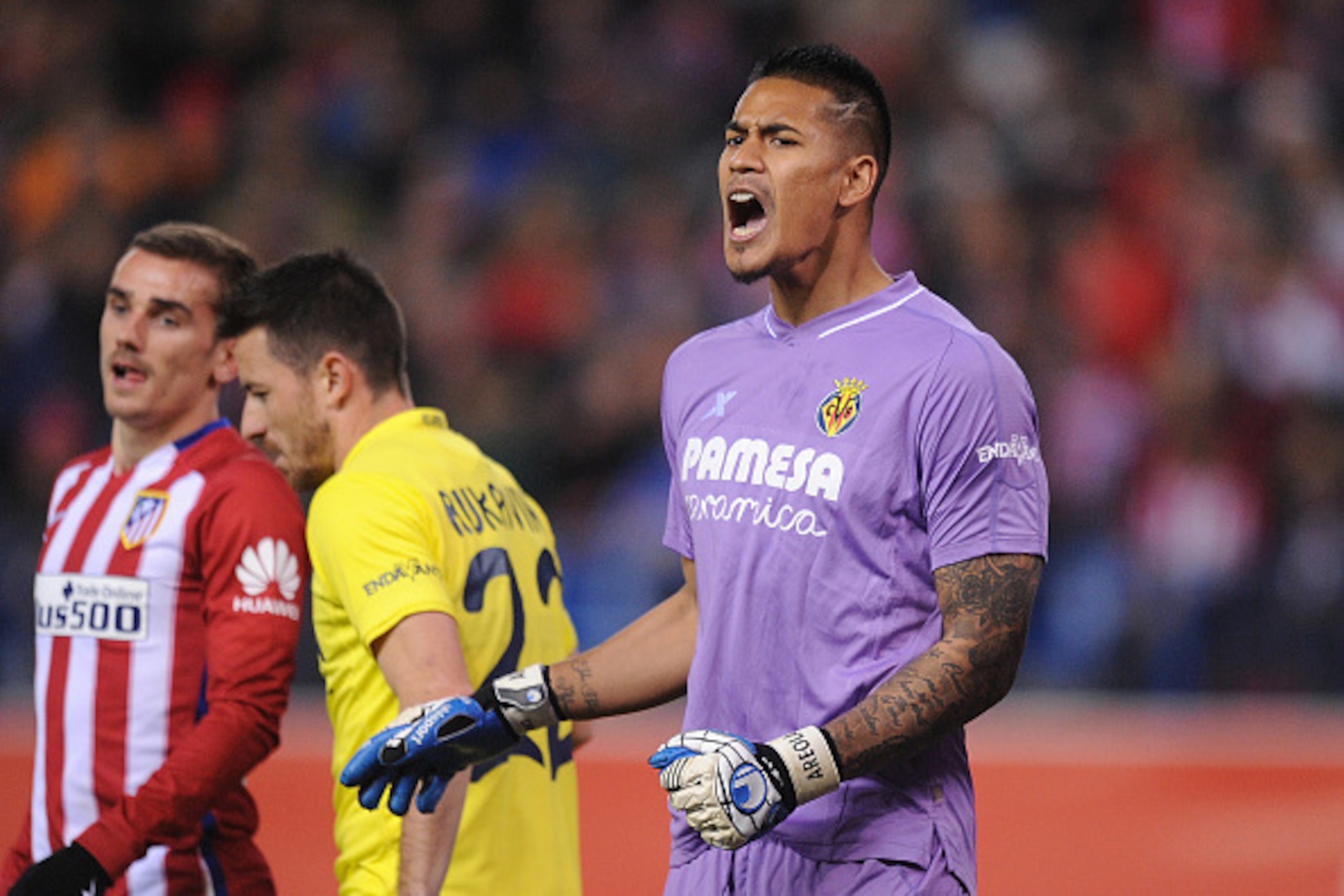 MADRID, SPAIN - FEBRUARY 21:  Alphonse Areola of Villarreal CF orders the defense during the La Liga match between Club Atletico de Madrid and Villarreal CF at Vicente Calderon Stadium on February 21, 2016 in Madrid, Spain.  (Photo by Denis Doyle/Getty Im
