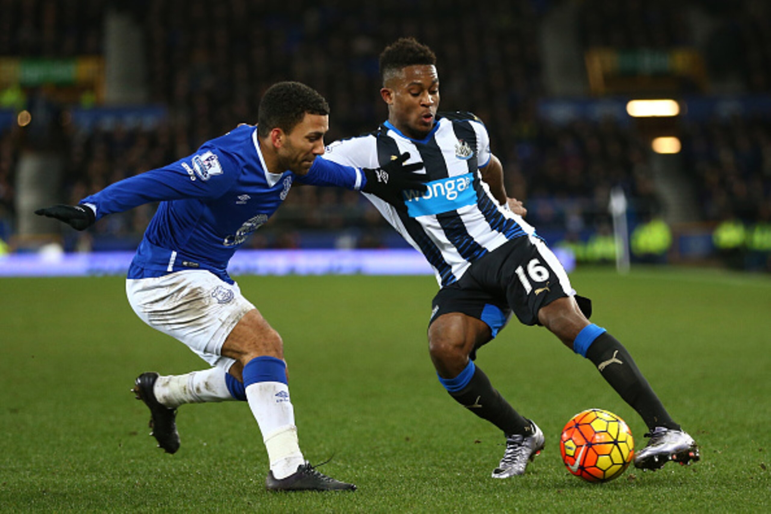 LIVERPOOL, ENGLAND - FEBRUARY 03:  Rolando Aarons of Newcastle United is closed down by Aaron Lennon of Everton during the Barclays Premier League match between Everton and Newcastle United at Goodison Park on February 3, 2016 in Liverpool, England.  (Pho