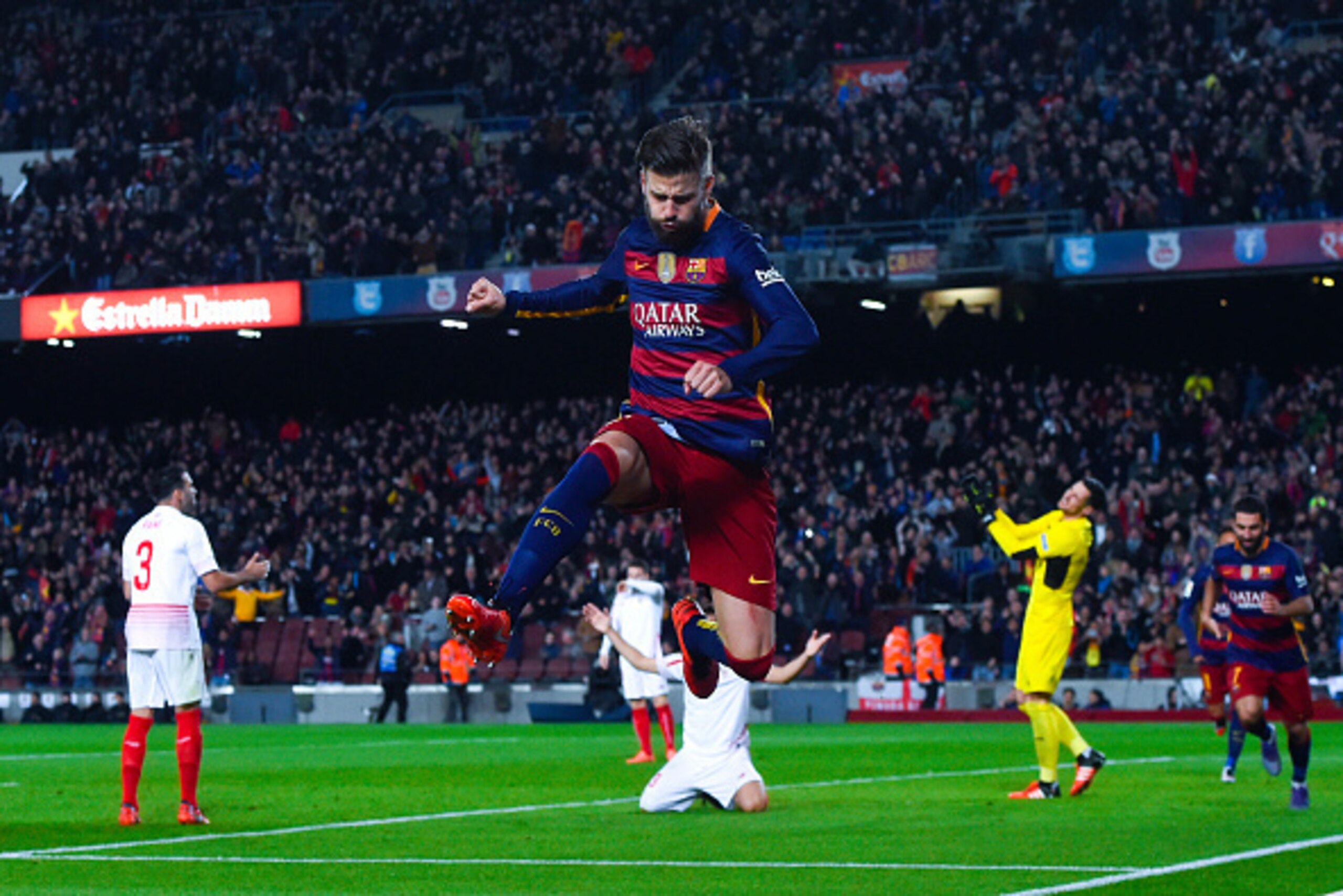BARCELONA, SPAIN - FEBRUARY 28:  Gerard Pique of FC Barcelona celebrates after scoring his team's second goal during the La Liga match between FC Barcelona and Sevilla FC at Camp Nou on February 28, 2016 in Barcelona, Spain.  (Photo by David Ramos/Getty I