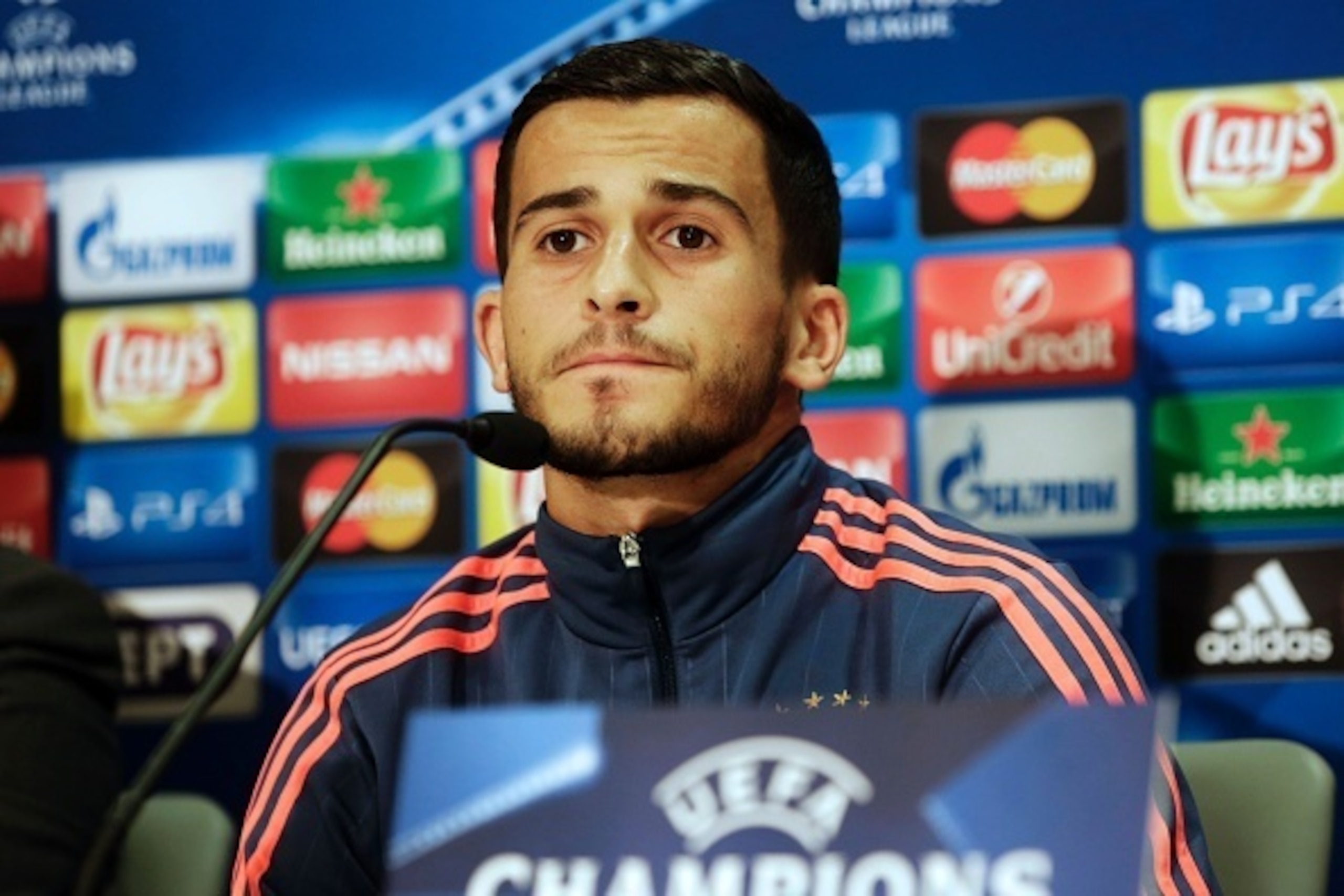 Olympiakos' defender Omar Elabdellaoui looks on during a press confrrence at the Karaiskaki stadium in Piraeus near Athens on November 3, 2015, on the eve of the UEFA Champions League group F football match Olympiakos vs Dinamo Zagreb. / AFP / MILOS BICA Olympiakos' defender Omar Elabdellaoui looks on during a press confrrence at the Karaiskaki stadium in Piraeus near Athens on November 3, 2015, on the eve of the UEFA Champions League group F football match Olympiakos vs Dinamo Zagreb. / AFP / MILOS BICA