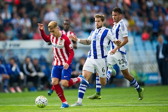 SAN SEBASTIAN, SPAIN - OCTOBER 18:  Antoine Griezmann of Atletico de Madrid duels for the ball with Inigo Martinez of Real Sociedad during the La Liga match between Real Sociedad de Futbol and Atletico de Madrid at Estadio Anoeta on October 18, 2015 in Sa