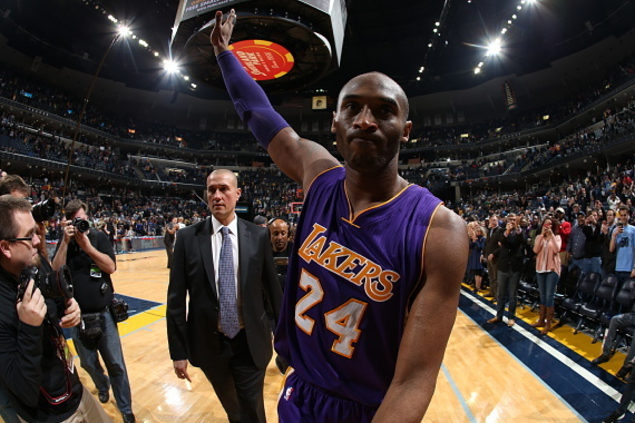 MEMPHIS, TN - FEBRUARY 24: Kobe Bryant #24 of the Los Angeles Lakers waves to the fans after the game against the Memphis Grizzlies on February 24, 2016 at FedExForum in Memphis, Tennessee. NOTE TO USER: User expressly acknowledges and agrees that, by do MEMPHIS, TN - FEBRUARY 24: Kobe Bryant #24 of the Los Angeles Lakers waves to the fans after the game against the Memphis Grizzlies on February 24, 2016 at FedExForum in Memphis, Tennessee. NOTE TO USER: User expressly acknowledges and agrees that, by do