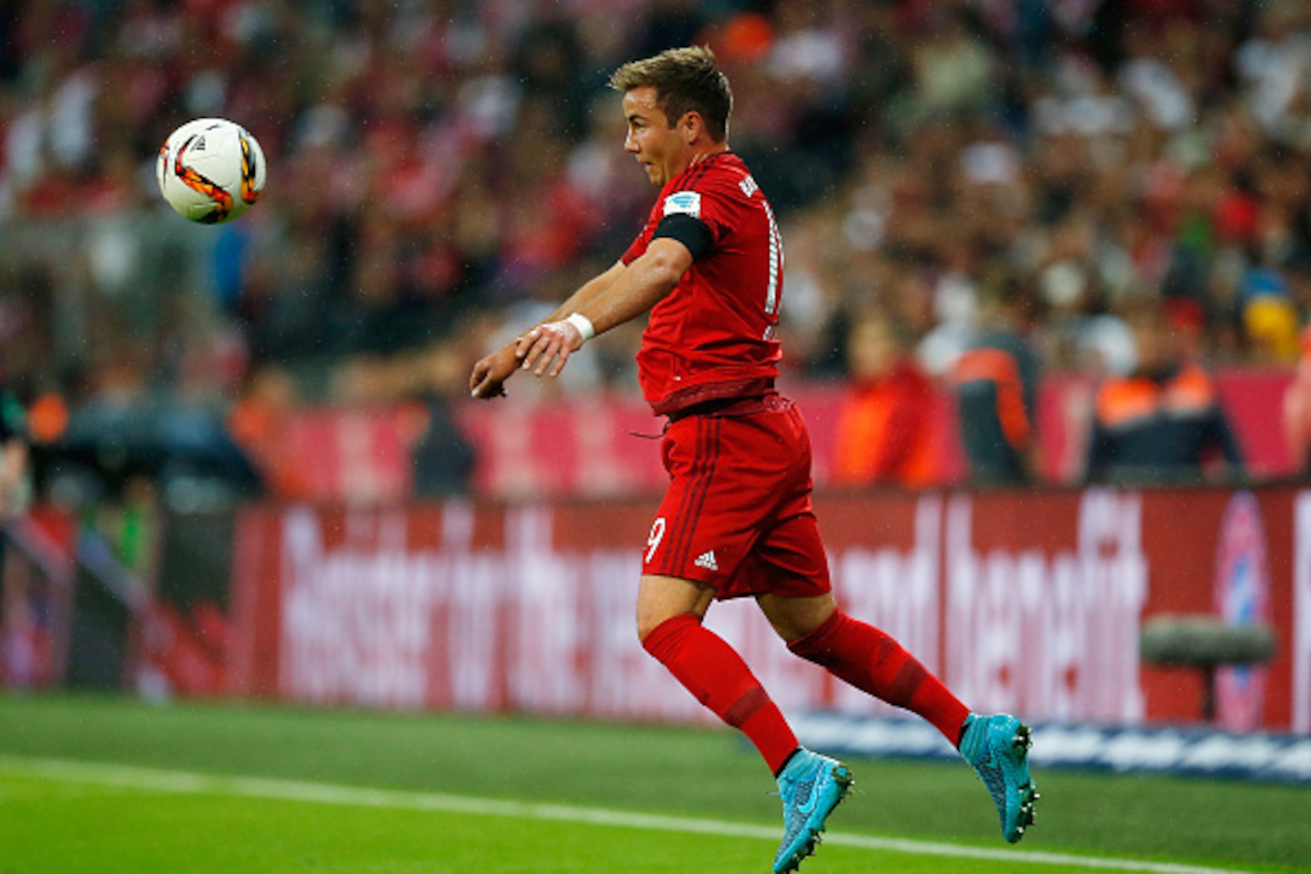 MUNICH, GERMANY - SEPTEMBER 22:  Mario Goetze of Muenchen controls the ball during the Bundesliga match between FC Bayern Muenchen and VfL Wolfsburg at Allianz Arena on September 22, 2015 in Munich, Germany.  (Photo by Boris Streubel/Getty Images)