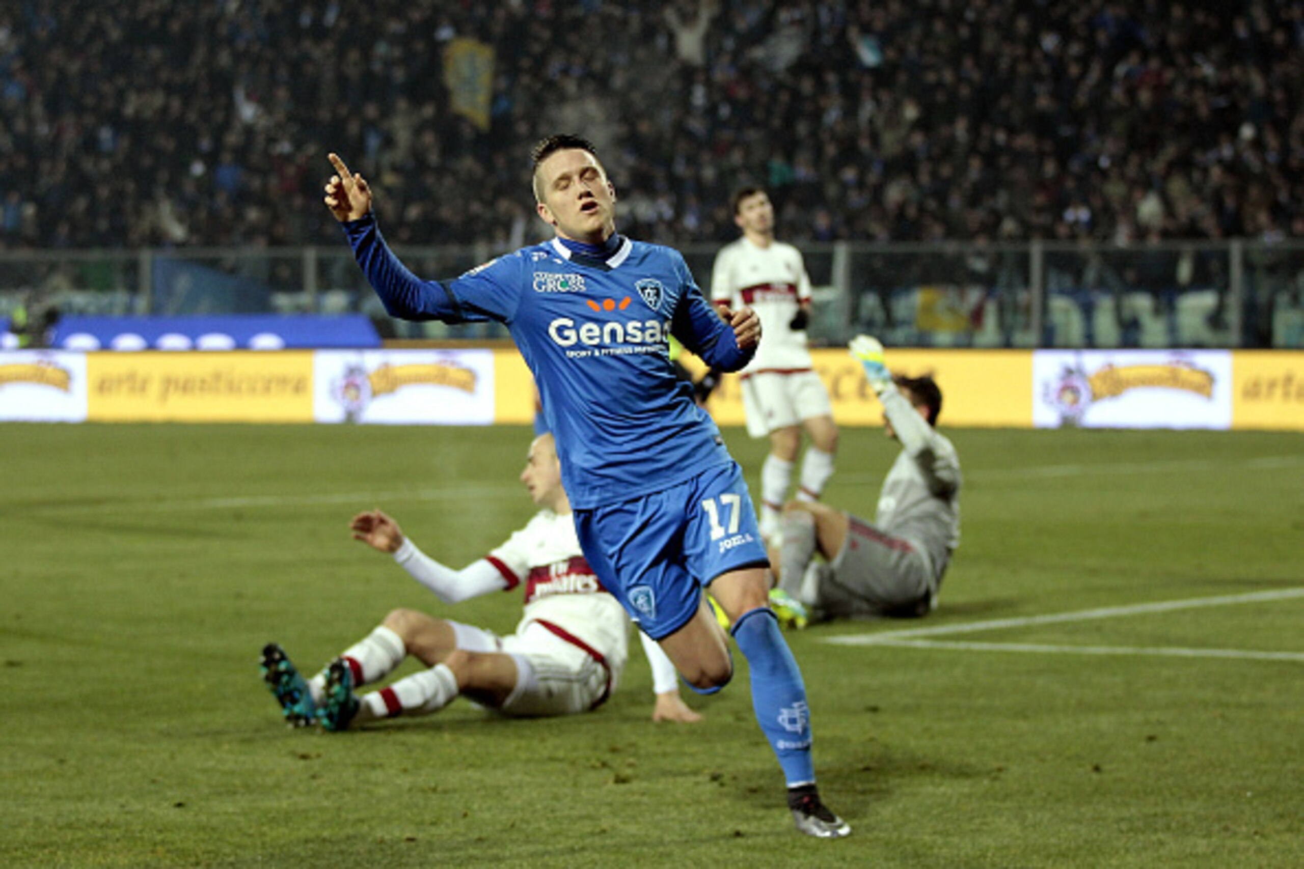 EMPOLI, ITALY - JANUARY 23: Piotr Zielinski of Empoli FC celebrates after scoring a goal during the Serie A match between Empoli FC and AC Milan at Stadio Carlo Castellani on January 23, 2016 in Empoli, Italy.  (Photo by Gabriele Maltinti/Getty Images)