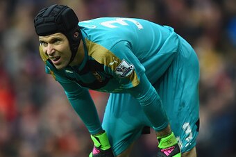 MANCHESTER, ENGLAND - FEBRUARY 28: Petr Cech of Arsenal in action during the Barclays Premier League match between Manchester United and Arsenal at Old Trafford Stadium on February 28, 2016 in Manchester, England.  (Photo by Laurence Griffiths/Getty Image