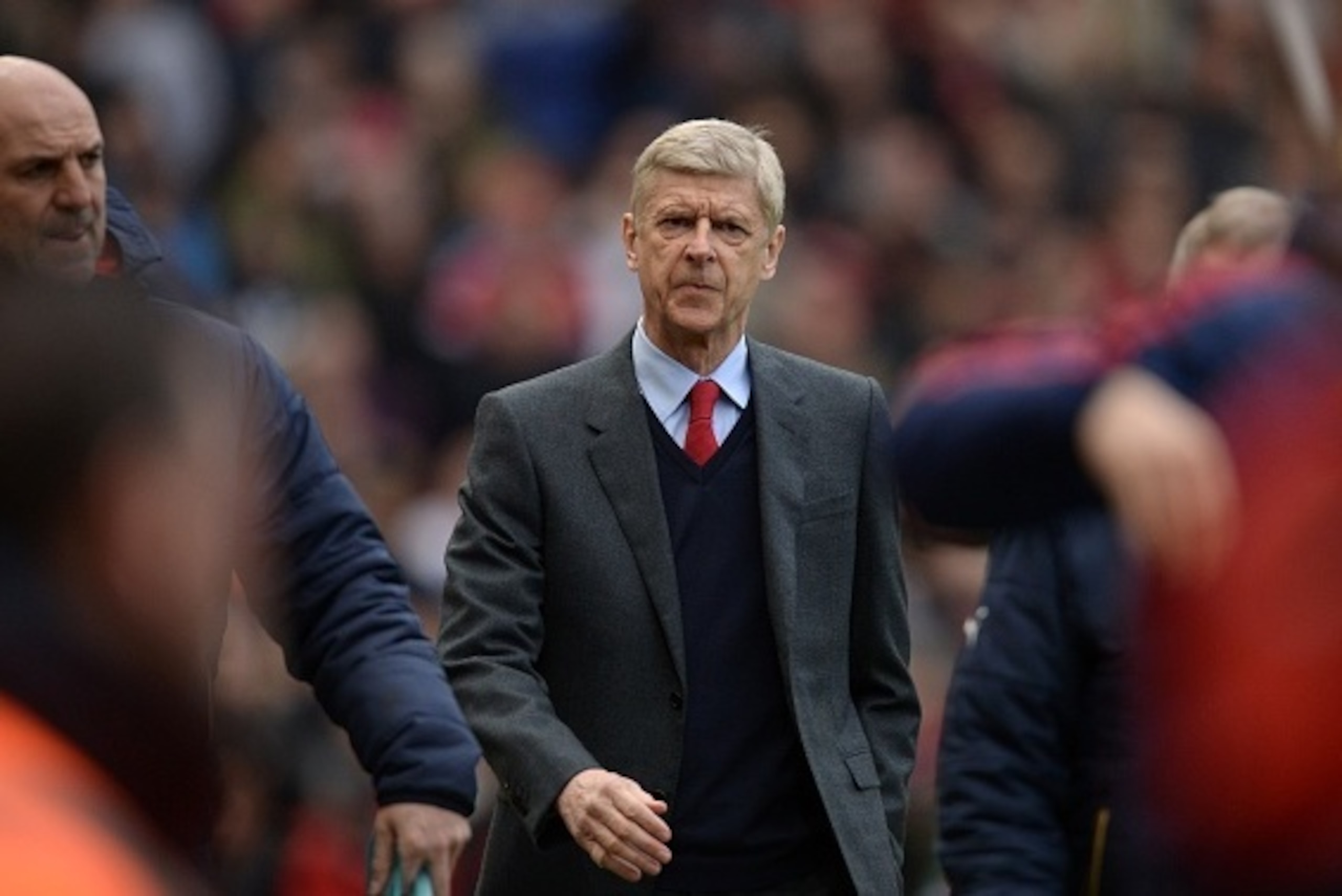 Arsenal's French manager Arsene Wenger (C) arrives for the English Premier League football match between Manchester United and Arsenal at Old Trafford in Manchester in north west England on February 28, 2016. / AFP / OLI SCARFF / RESTRICTED TO EDITORIAL U