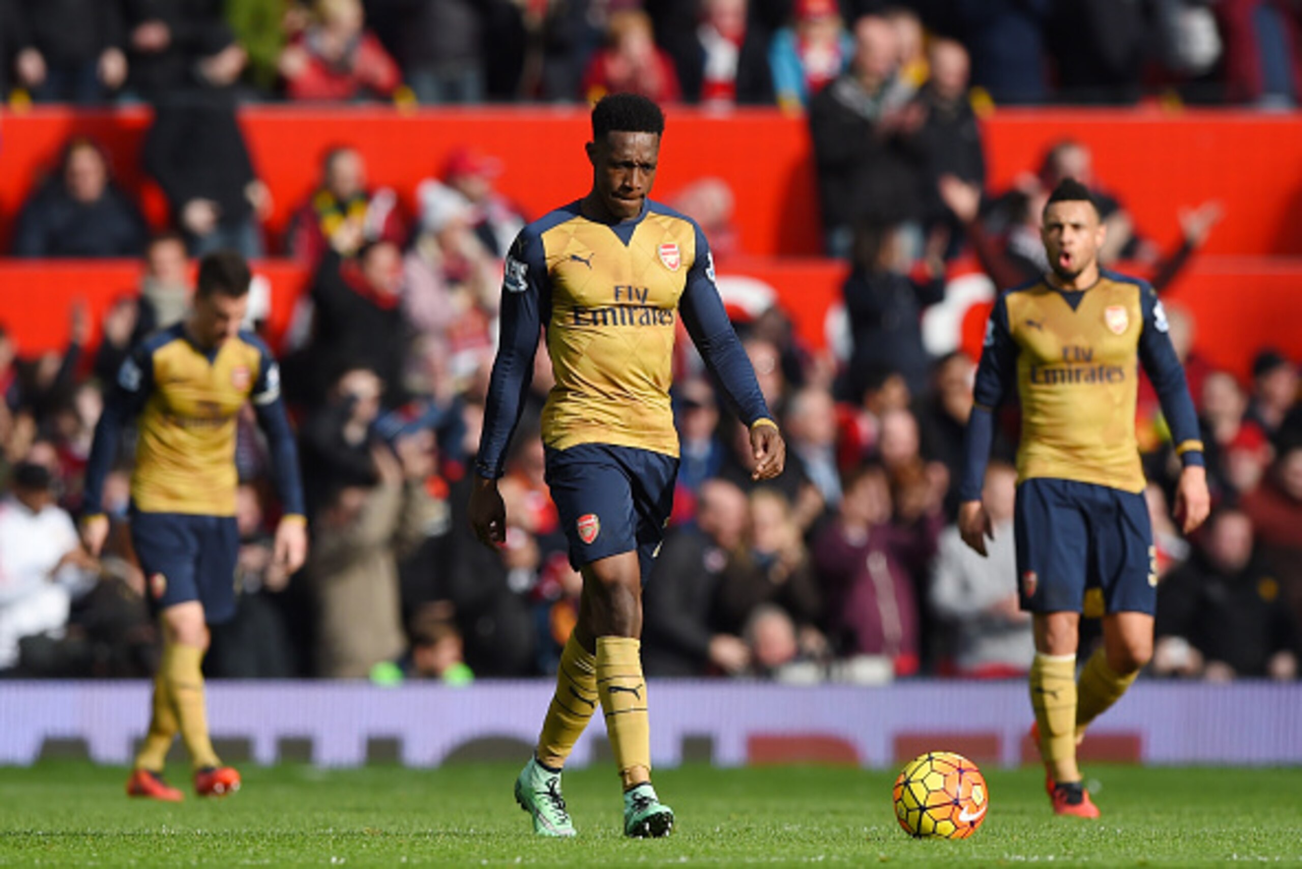 MANCHESTER, ENGLAND - FEBRUARY 28:  Danny Welbeck of Arsenal looks dejected with team mates during the Barclays Premier League match between Manchester United and Arsenal at Old Trafford on February 28, 2016 in Manchester, England.  (Photo by Shaun Botter
