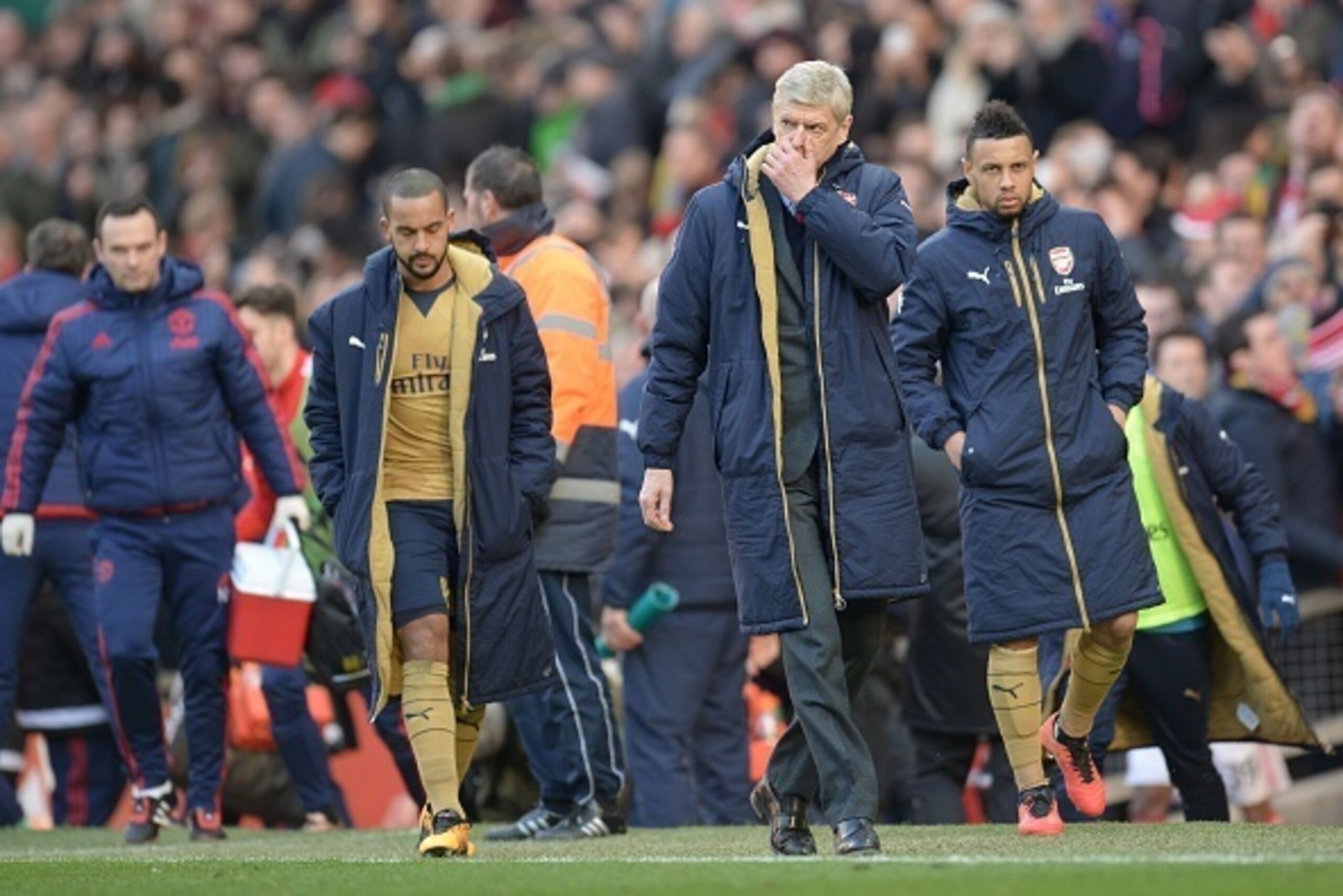 Arsenal's French manager Arsene Wenger (2R) leads off his team at the end of the English Premier League football match between Manchester United and Arsenal at Old Trafford in Manchester in north west England on February 28, 2016. / AFP / OLI SCARFF / RES